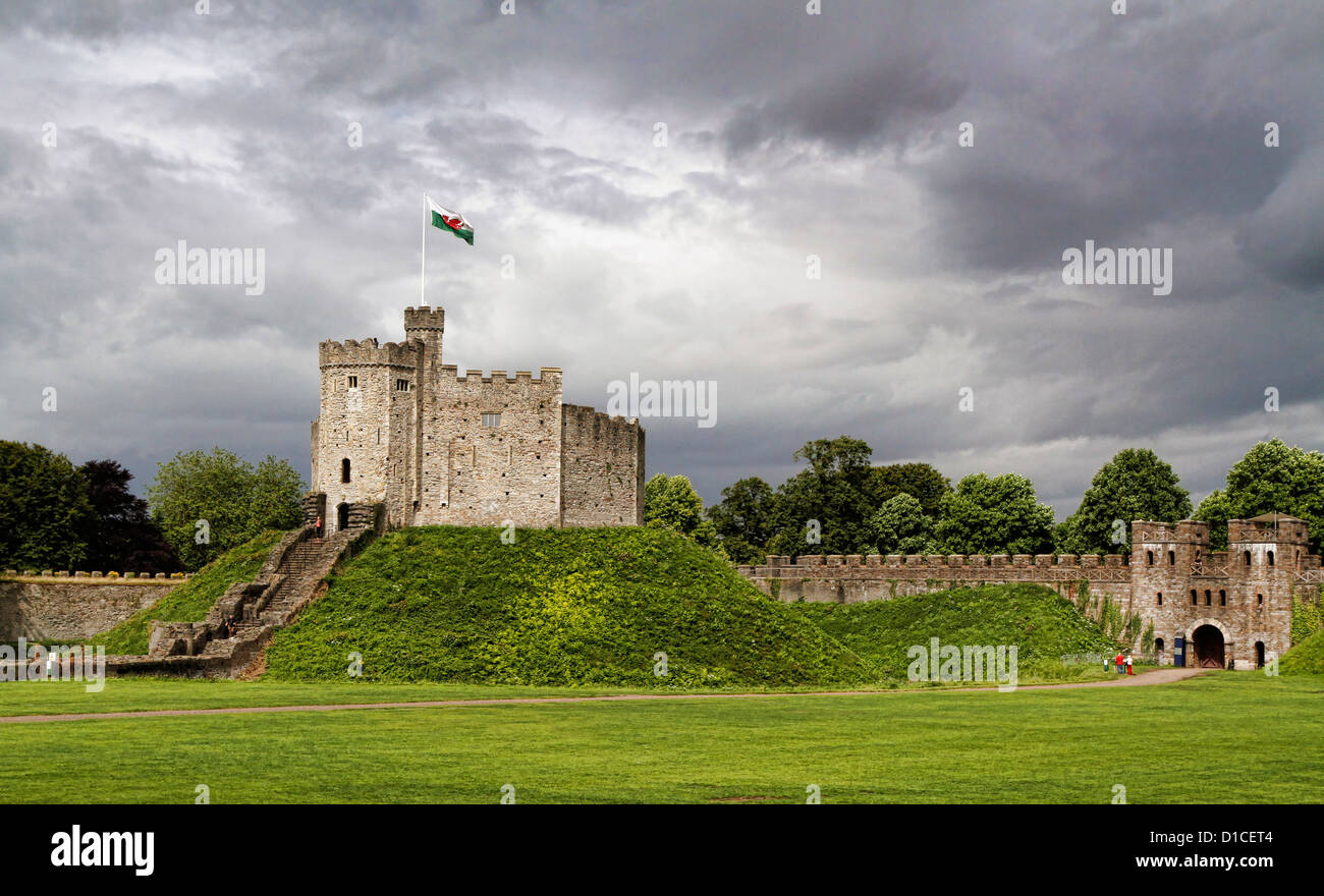 Gewitterwolken über Cardiff Castle keep, Cardiff, Wales, UK Stockfoto