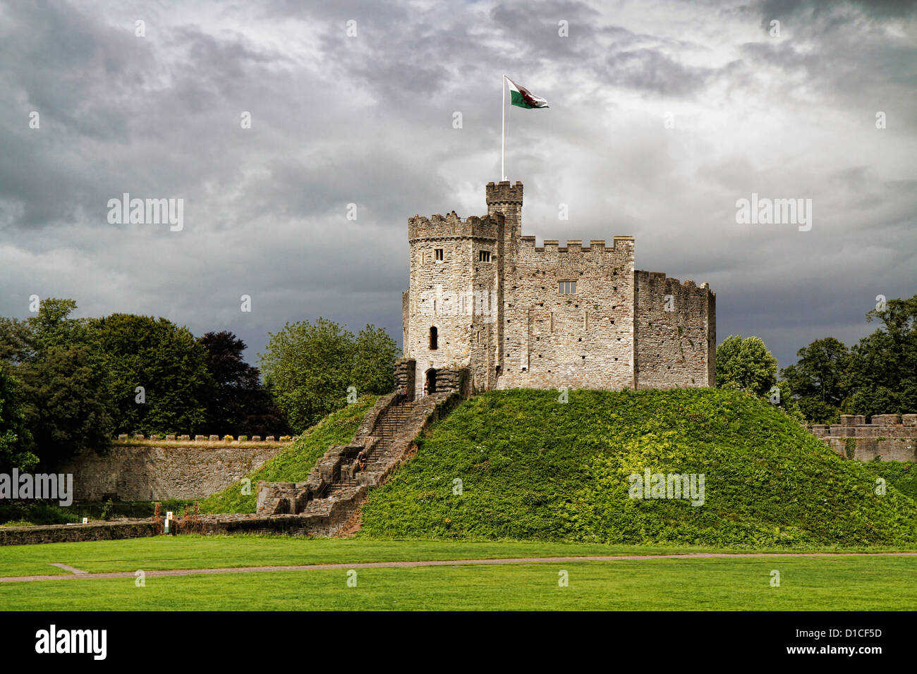 Gewitterwolken über Cardiff Castle keep, Cardiff, Wales, UK Stockfoto