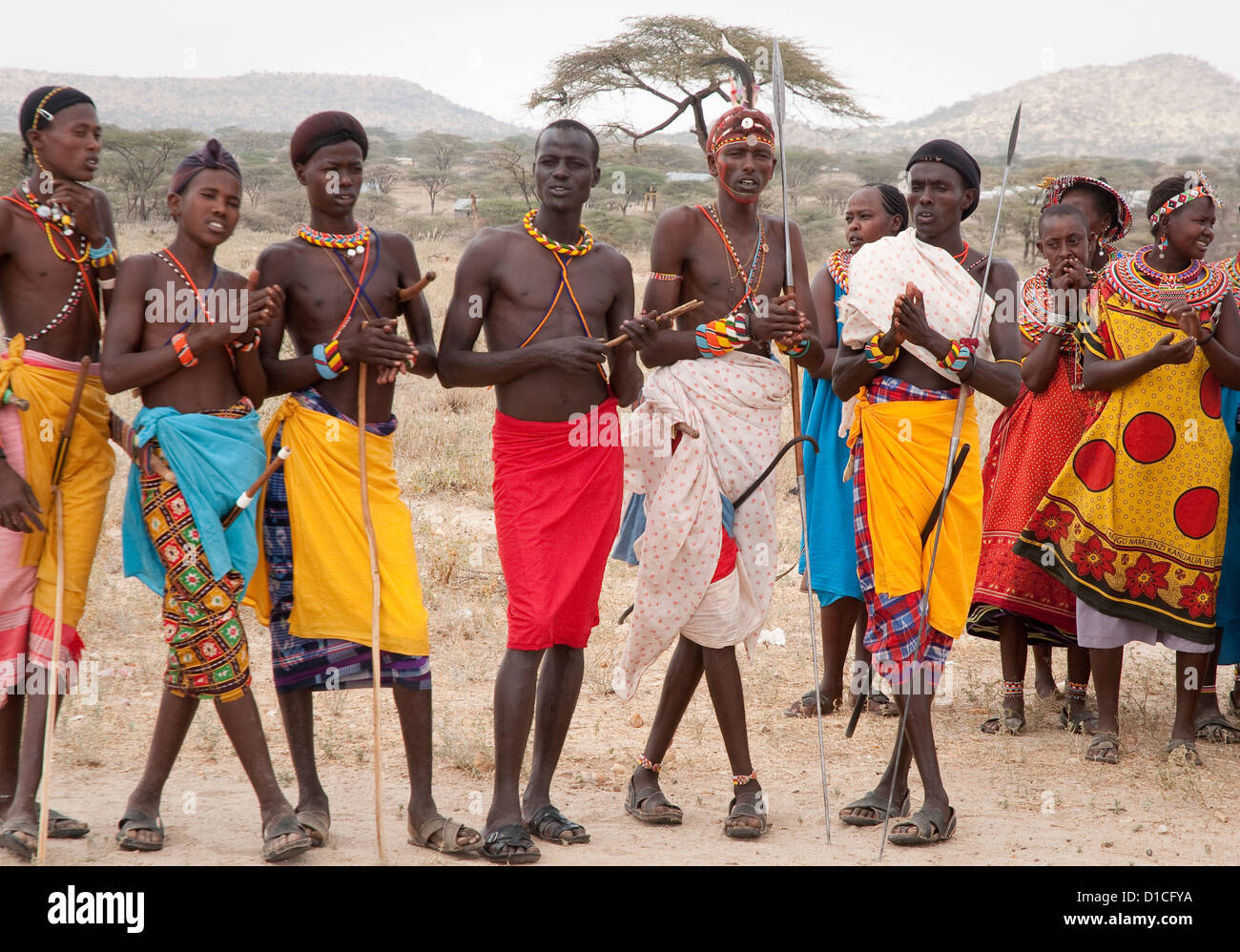 Samburu-Männer und Frauen zusammen Stockfoto