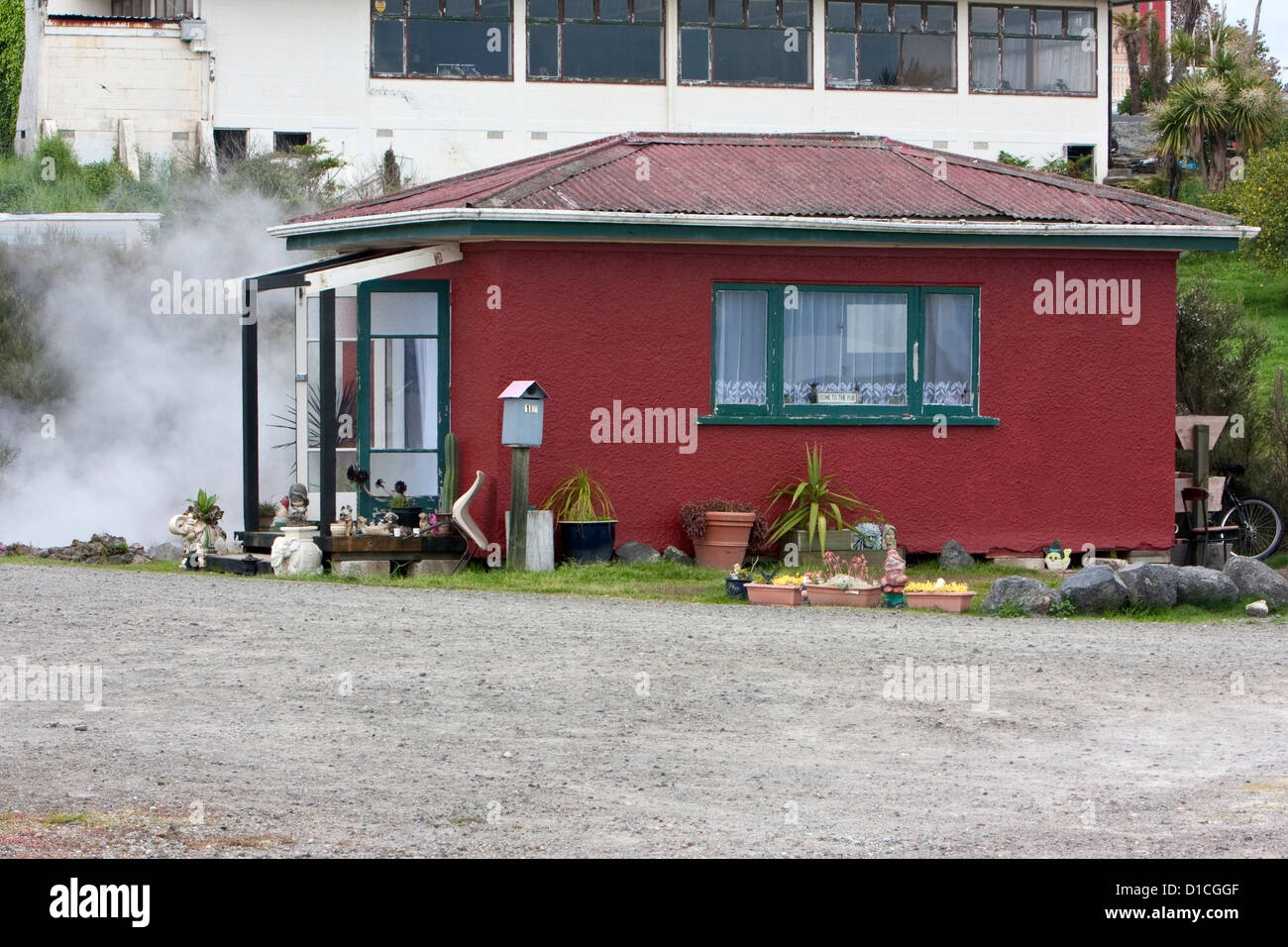 Geothermische Dampf strömt aus heißen Quellen und thermische Entlüftungsöffnungen in der Maori-Dorf Ohinemutu, einem Vorort von Rotorua, Neuseeland. Stockfoto