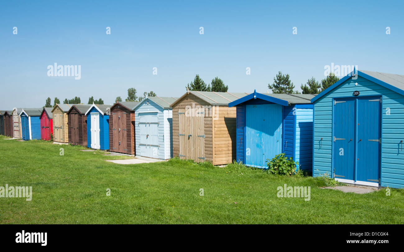 Bunte Strandhäuschen in Dovercourt, Essex, UK Stockfoto