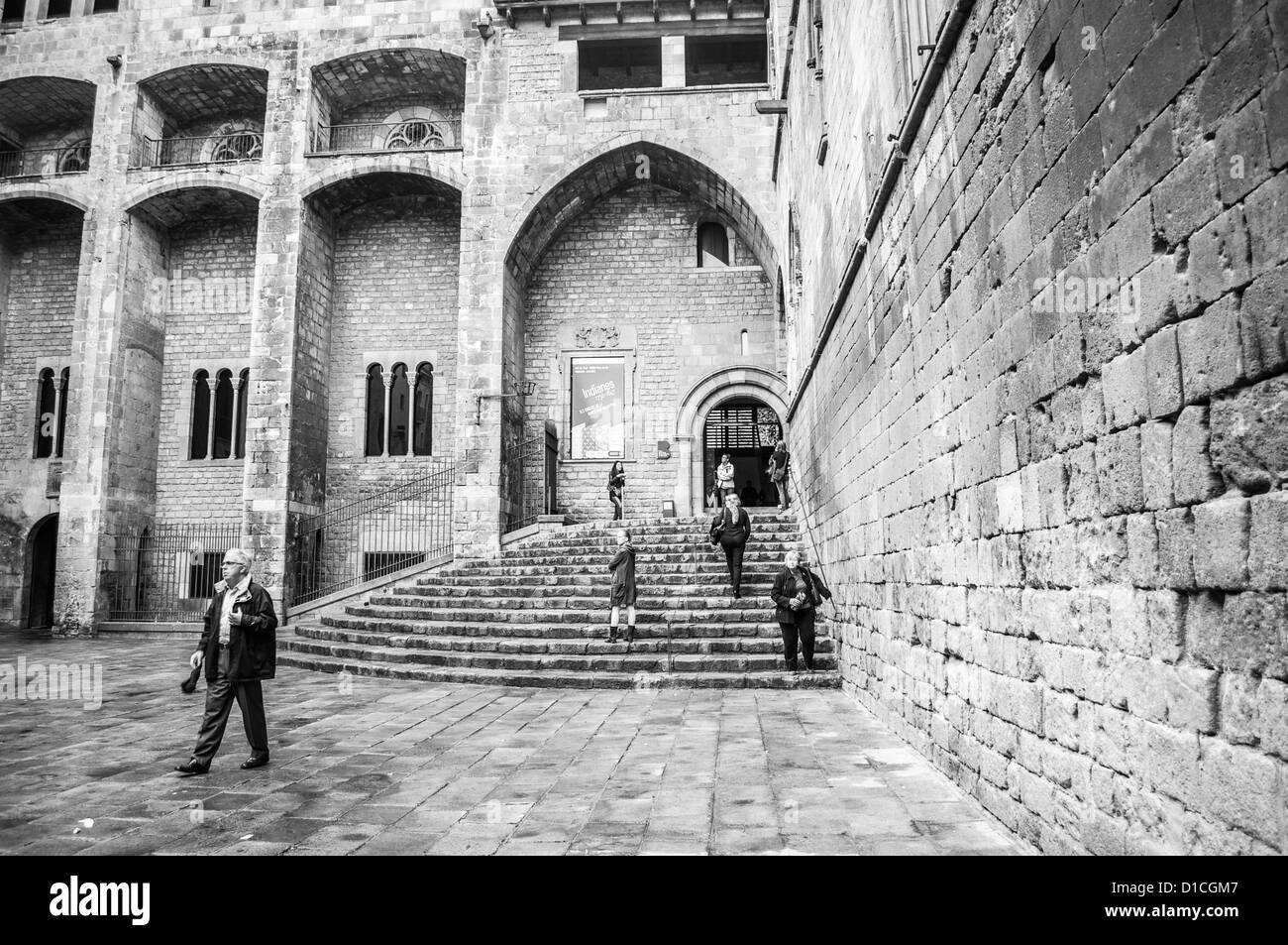 Einstieg in die imposante steinerne Gebäude von Barcelona History Museum. Ausgegrabenen Abschnitt der ehemaligen römischen Stadt auf dem Display im Inneren. B&W Stockfoto