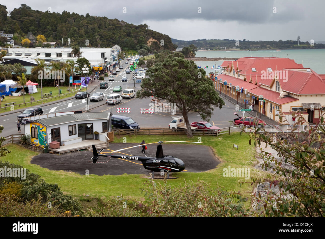 Marsden Road, Paihia, Nordinsel, Neuseeland. Sightseeing-Hubschrauber im Vordergrund, Ferry Terminal auf rechten Seite. Stockfoto