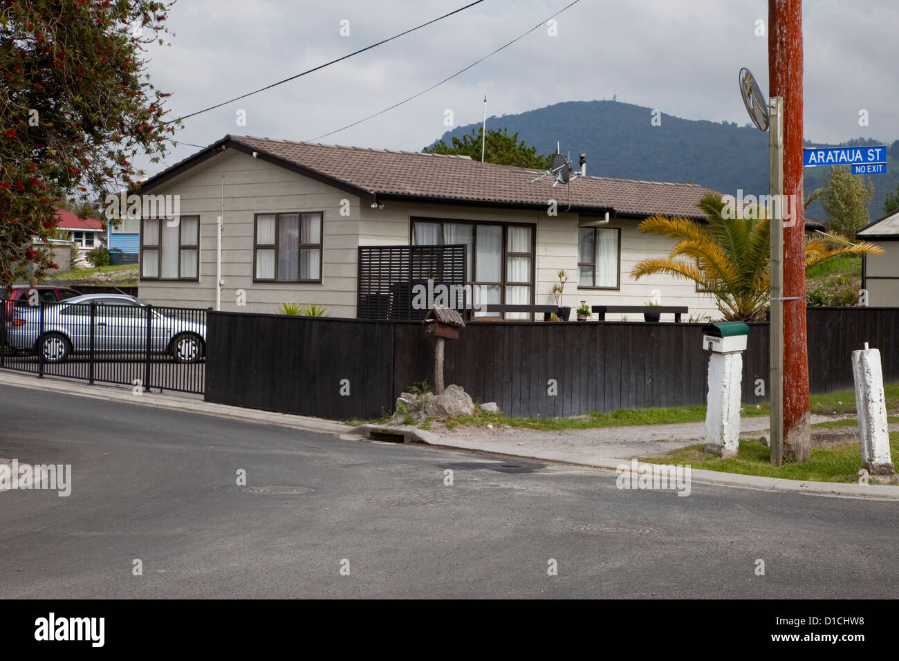 Mittelklasse-Haus in Maori Dorf Ohinemutu, Rotorua, Nordinsel, Neuseeland. Stockfoto