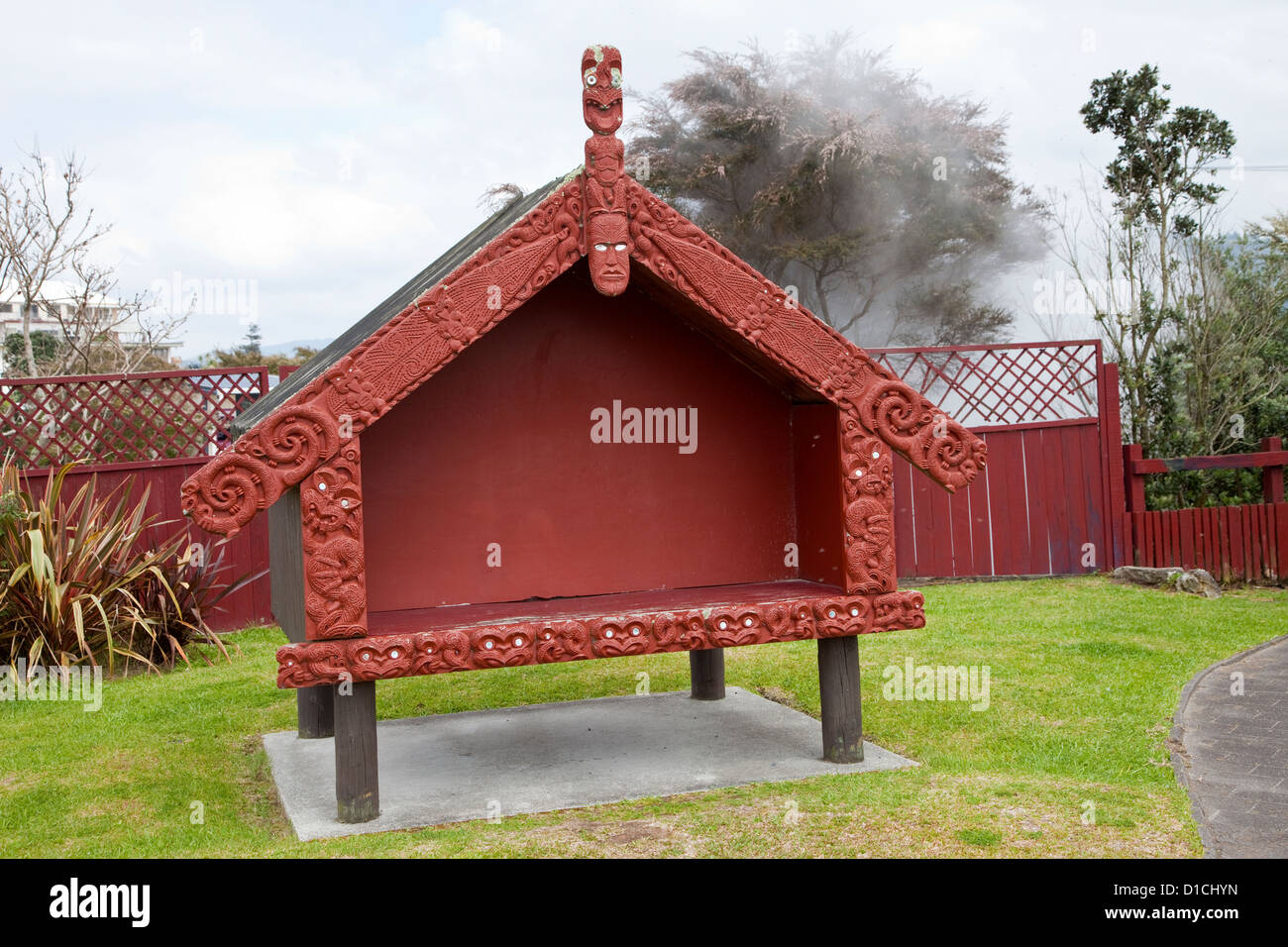 Maori Pataka, ein Outdoor-Haus für die Lagerung von Lebensmitteln oder Bestimmungen. Ohinemutu Dorf, Rotorua, Nordinsel, Neuseeland. Stockfoto
