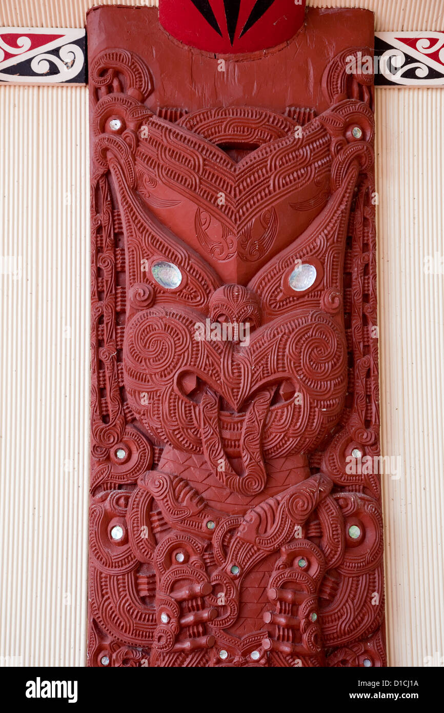 Poupou Unterstützung Dach Bohnen der Veranda des Ohinemutu Maori Marae (Versammlungshaus), Ohinemutu, Rotorua, Nordinsel, Neuseeland. Stockfoto