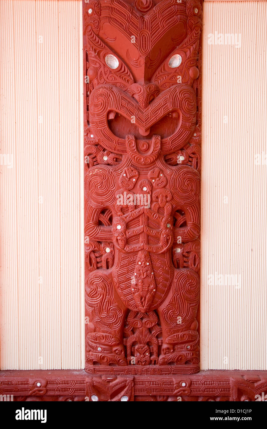 Poupou Unterstützung Dach Bohnen der Veranda des Ohinemutu Maori Marae (Versammlungshaus), Ohinemutu, Rotorua, Nordinsel, Neuseeland. Stockfoto