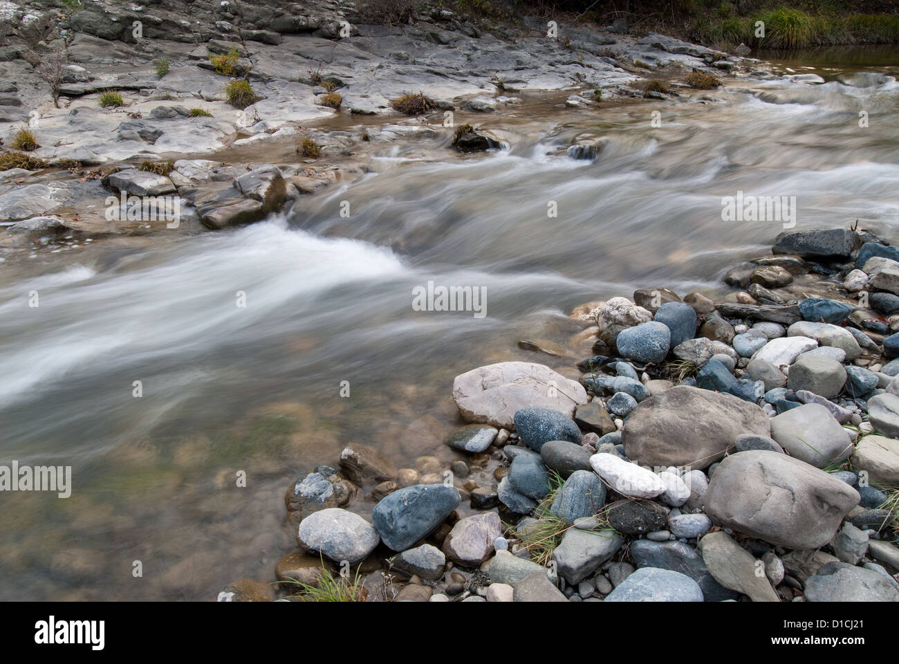 Kieselsteine und Felsen in einem Gebirgsbach Stockfoto