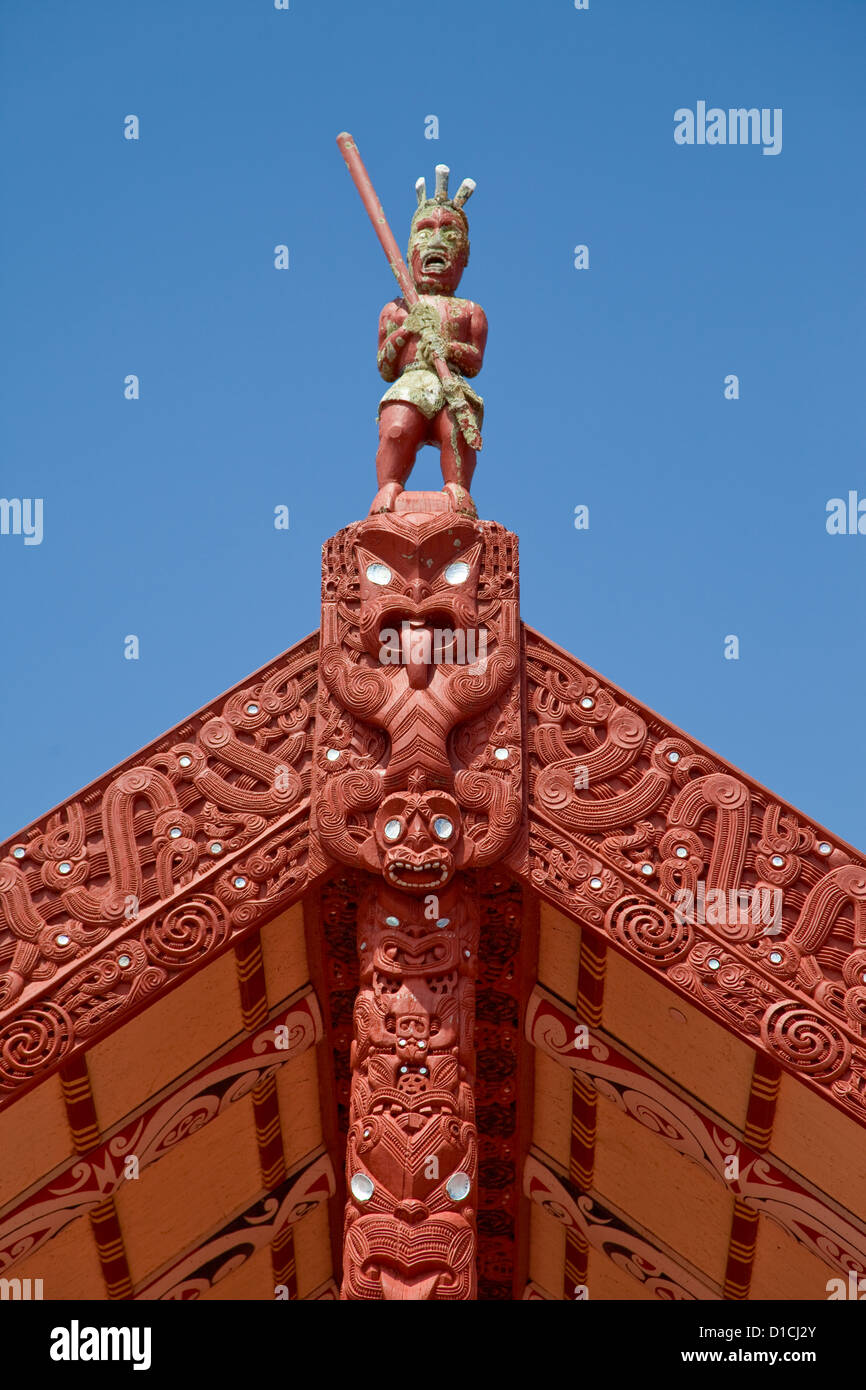 Tekoteko (geschnitzte männliche Figur) von Chief Tematekapua, Maori Marae (Versammlungshaus), Ohinemutu Dorf, Rotorua, Neuseeland. Stockfoto