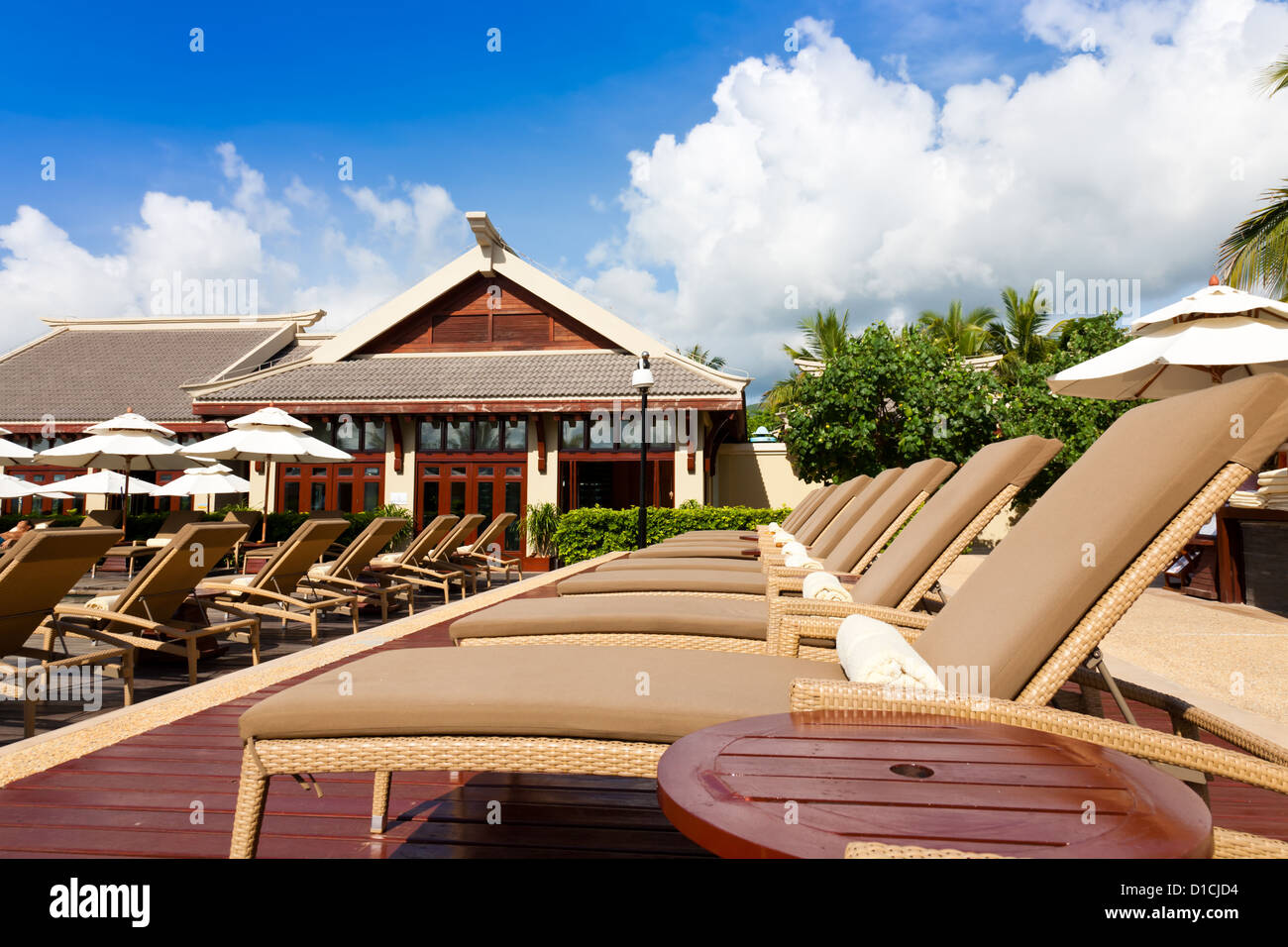 Resort Liegestühle am Pool. Stockfoto