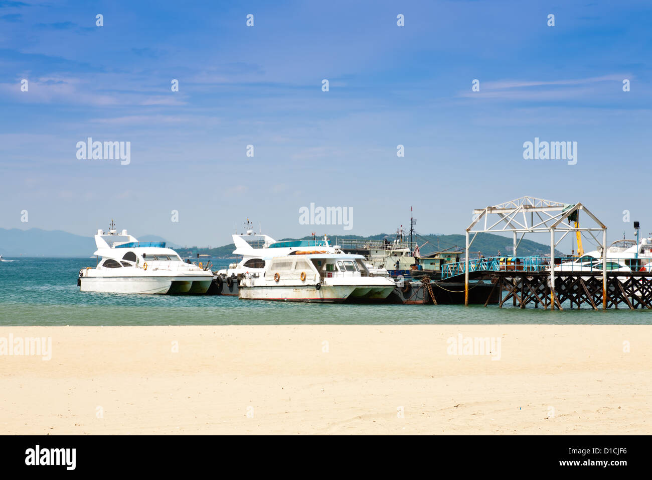 Landschaft der weißen Yacht am pier Stockfoto