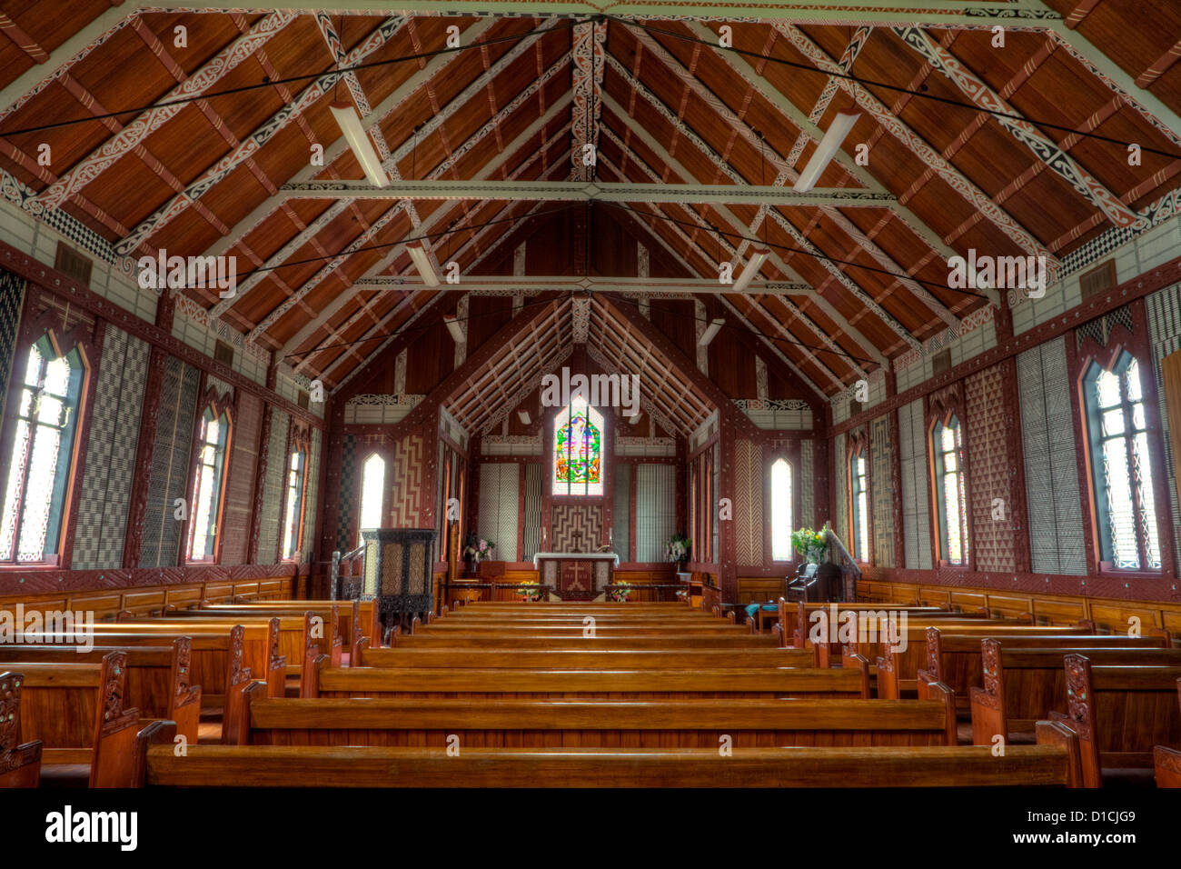 Kulturellen Synkretismus. Dekoriert, Decke und Dachsparren unterstützt mit Maori Motive, anglikanische Kirche St. Marien, Tikitiki, New Zealand. Stockfoto