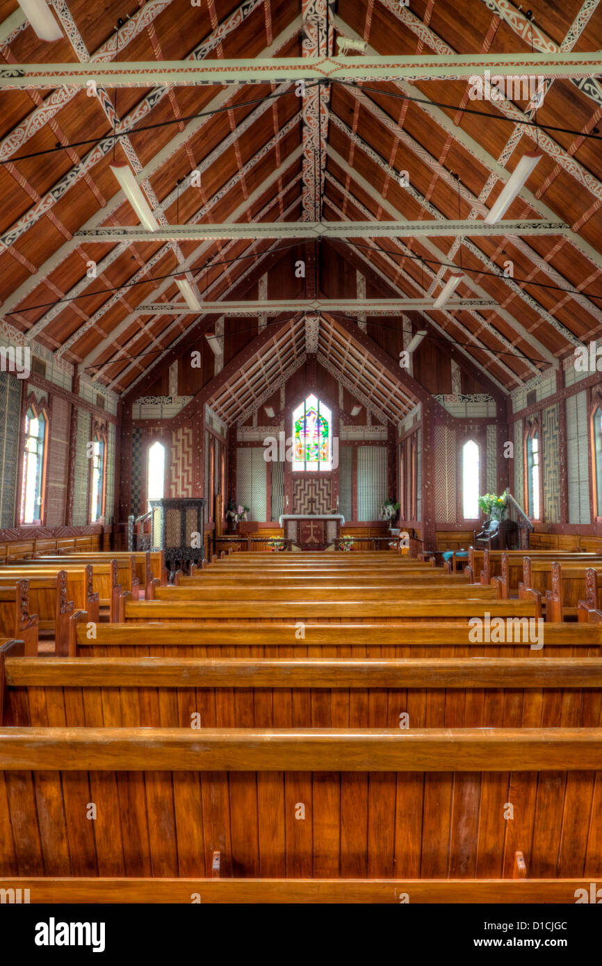 Kulturellen Synkretismus. Dekoriert, Decke und Dachsparren unterstützt mit Maori Motive, anglikanische Kirche St. Marien, Tikitiki, New Zealand. Stockfoto