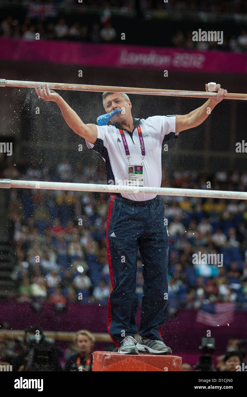 USA-Gymnastik Trainer Mihai Brestyan bereitet die Stufenbarren-Bars an den Olympischen Sommerspielen 2012 in London Stockfoto