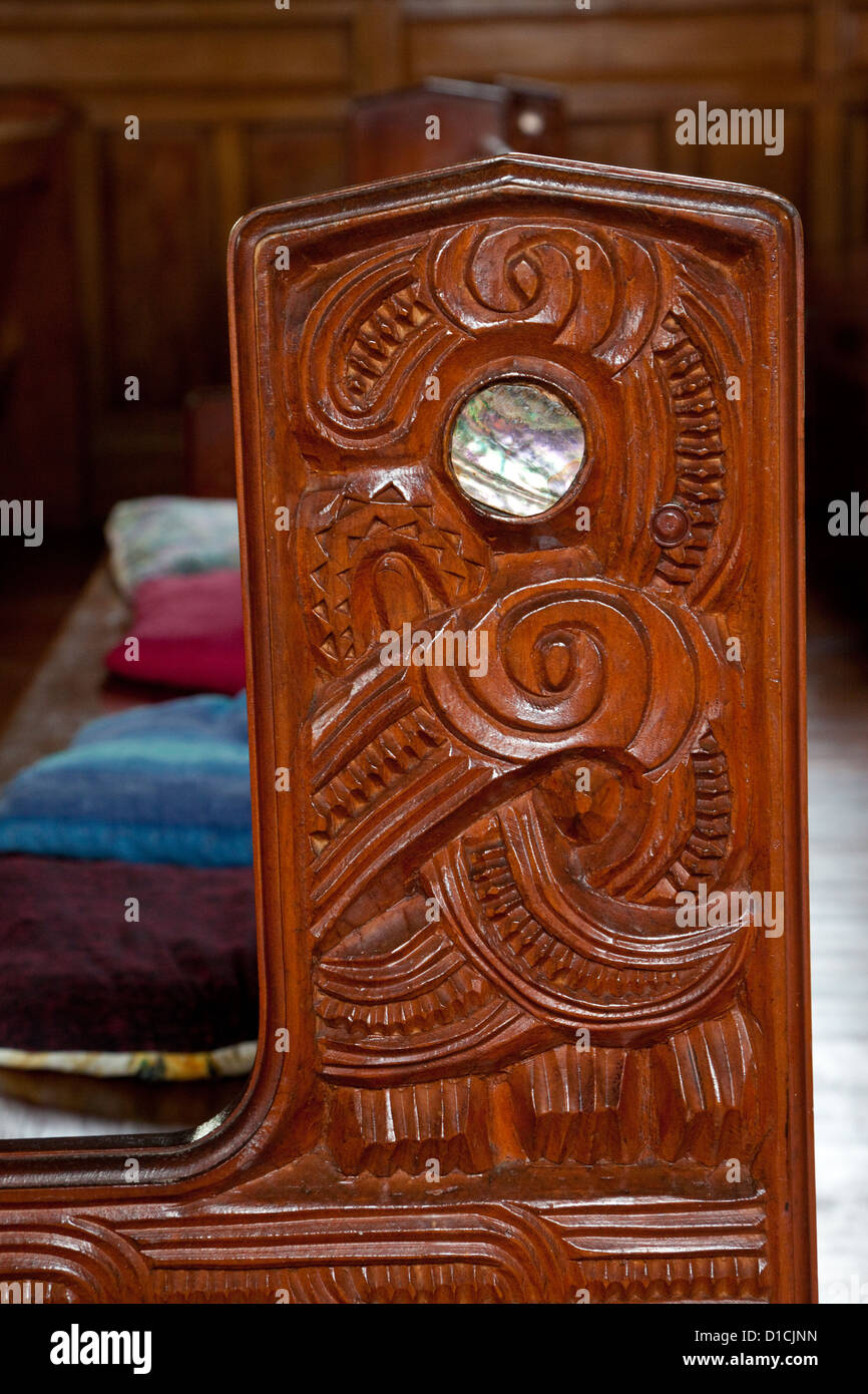 Kulturellen Synkretismus. Pew geschnitzt in Maori Stil, anglikanische Kirche St. Marien, Tikitiki, New Zealand. Stockfoto