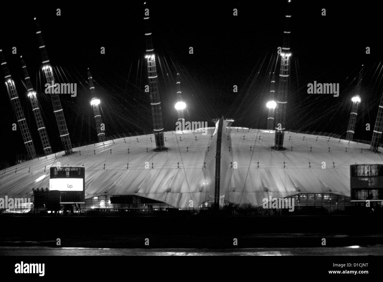 Nachtansicht der Themse 02 Arena zeigt im Vordergrund, North Greenwich, London, England, Vereinigtes Königreich Stockfoto