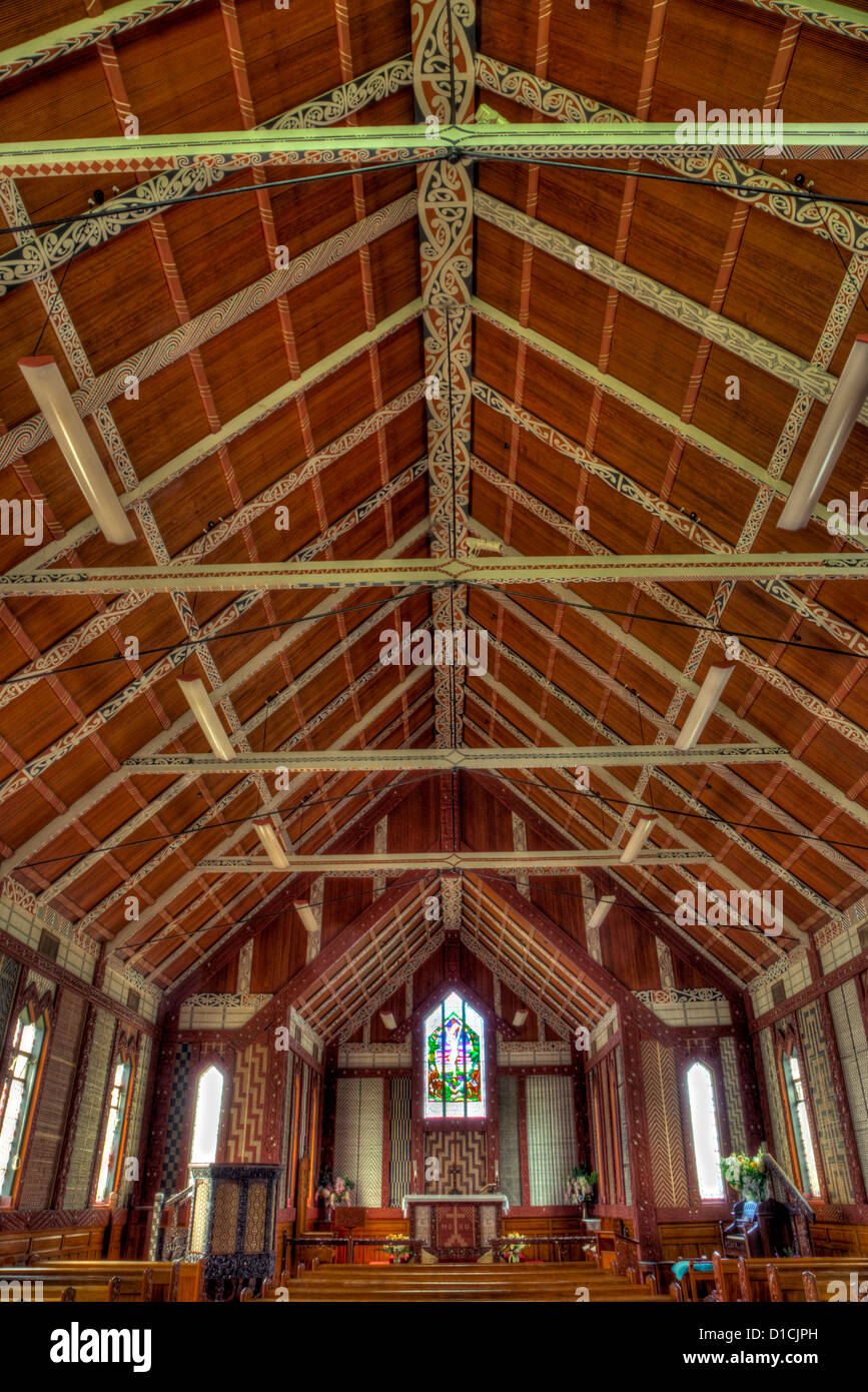 Kulturellen Synkretismus. Dekoriert, Decke und Dachsparren unterstützt mit Maori Motive, anglikanische Kirche St. Marien, Tikitiki, New Zealand. Stockfoto