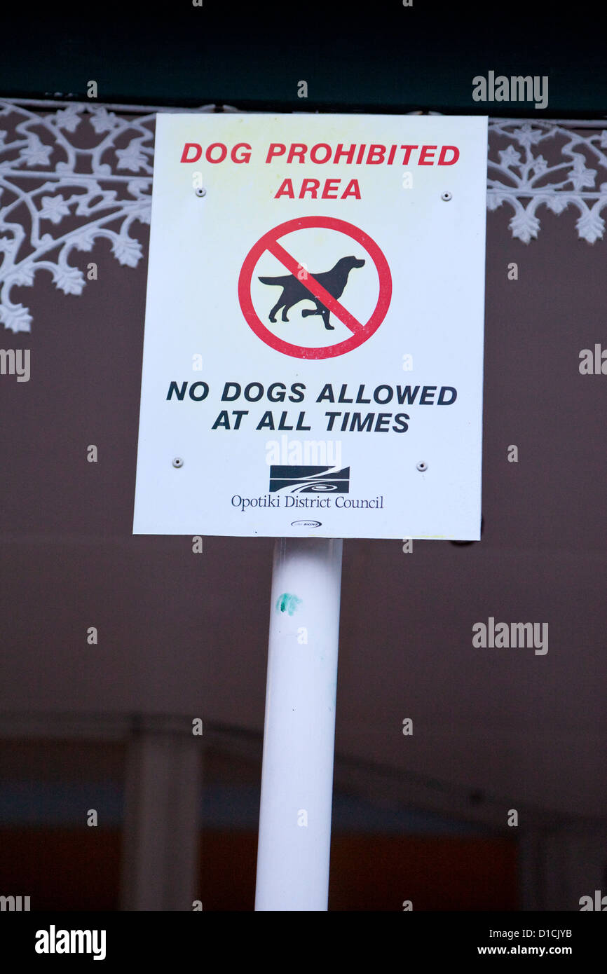 Keine Hunde erlaubt Zeichen, Opotiki Town Center, Bay of Plenty, Nordinsel, Neuseeland. Stockfoto