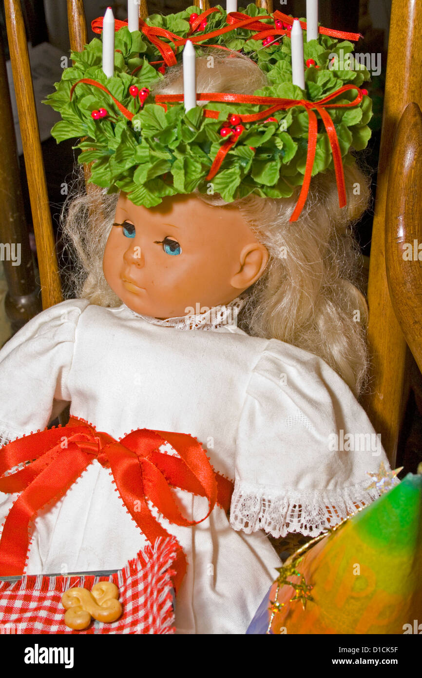 Barbie-Puppe porträtiert die skandinavischen St Lucia Krone von Kerzen, ein  weißes Kleid und rote Schärpe zu tragen. Chicago Illinois IL USA  Stockfotografie - Alamy