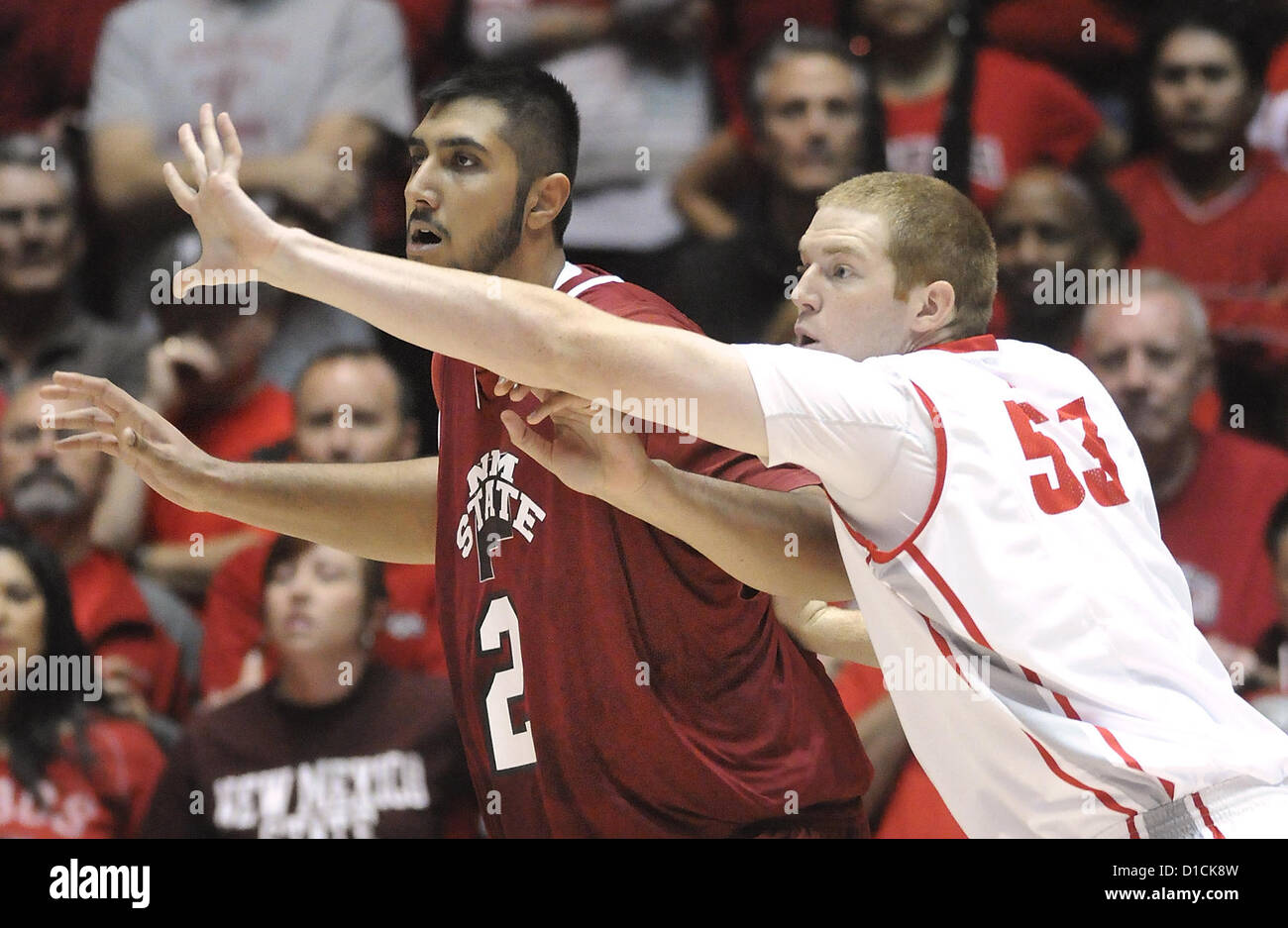 15. Dezember 2012 - Albuquerque, NM, USA - UNM # 53 Alex Kirk erreicht, um den Pass NMSUs # 2 zu blockieren Sim Bhullar als die großen Jungs kämpften sie aus dem Loch Spiel Samstag Nachmittag in der Grube als Lobos Beat Aggies 73-58. Samstag, Dez. 15, 2012. (Kredit-Bild: © Jim Thompson/Albuquerque Journal/ZUMAPRESS.com) Stockfoto