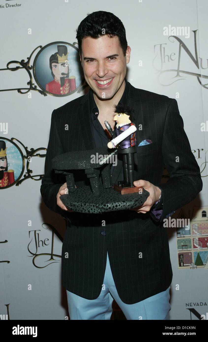 Frankie Moreno im Ankunftsbereich für Nevada Ballet Theater Premiere des NUSSKNACKERS, Smith Center for the Performing Arts, Las Vegas, NV 15. Dezember 2012. Foto von: James Atoa/Everett Collection Stockfoto