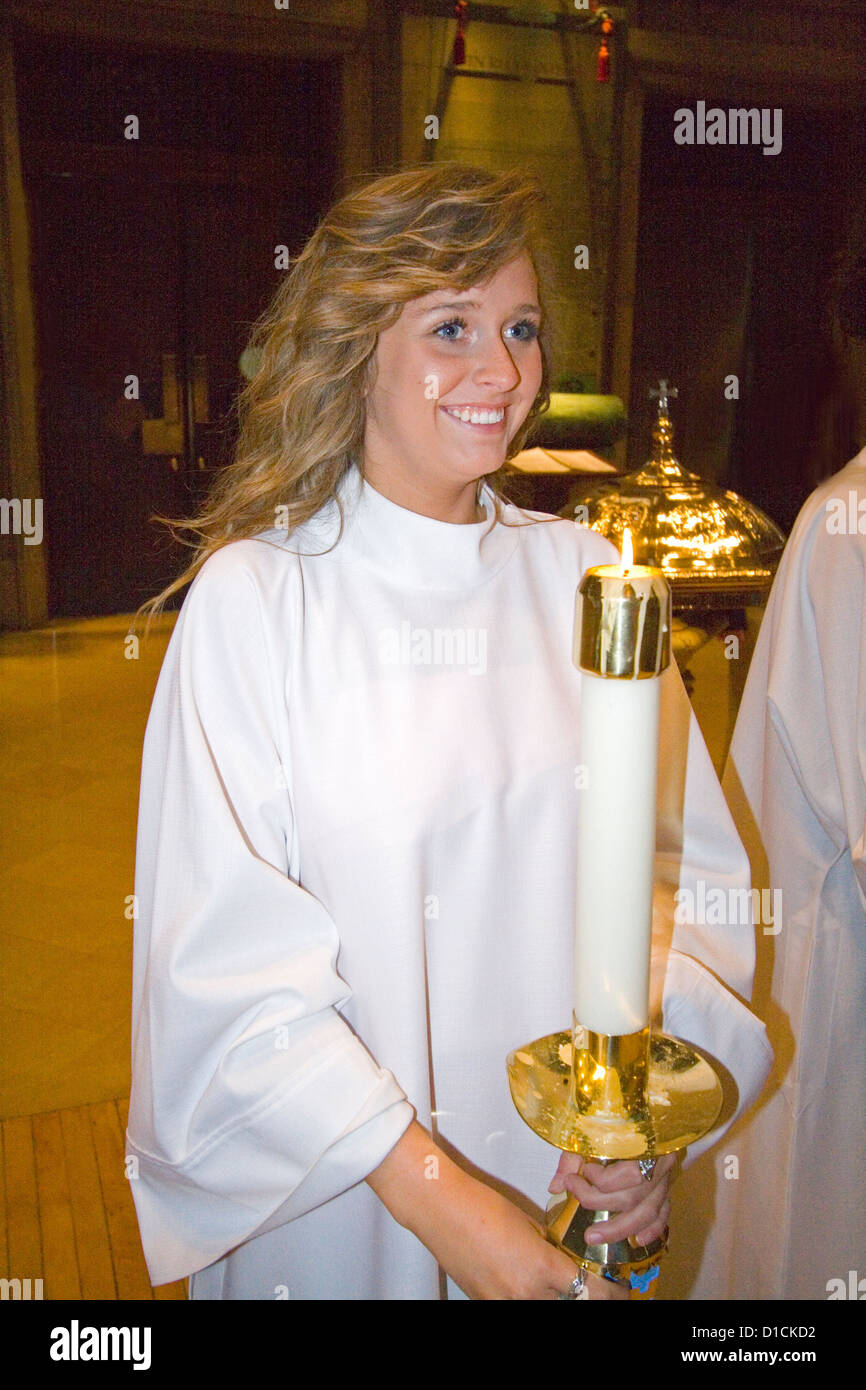 Glückliche junge Frau Akolyth Kerze Träger während katholische Bestätigung Messe Basilika "St. Mary" Minneapolis Minnesota MN USA Stockfoto