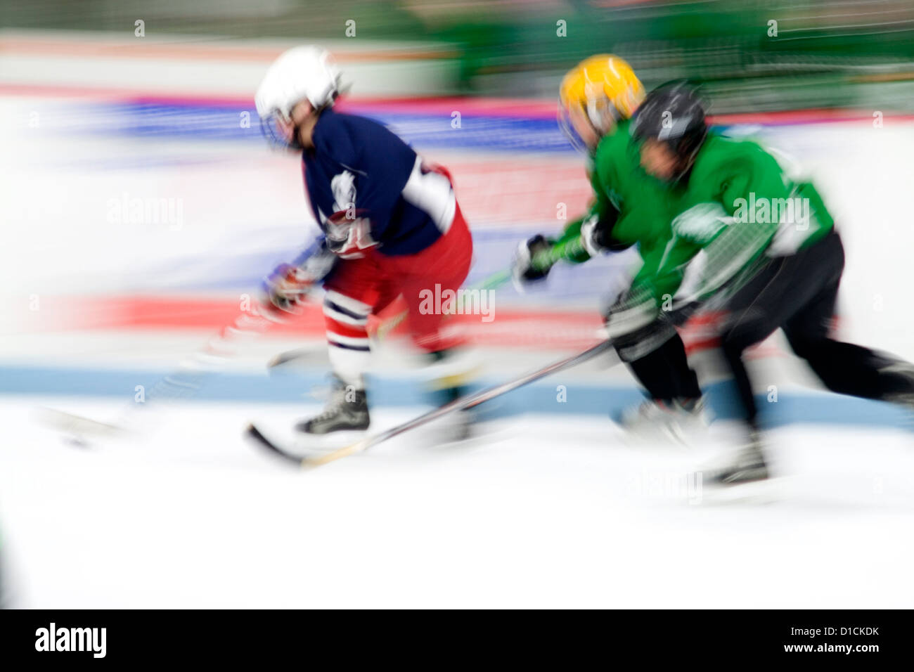 Verschwommenes Bild der jungen Alter von 10 Jahren spielen Hockey. Braemar Hockey Arena Edina Minnesota MN USA Stockfoto