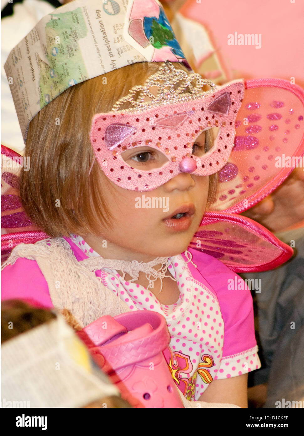 Junge Studentin in Fee Kostüm und Maske in einem Klassenzimmer  recycling-Programm. Horace Mann School St. Paul Minnesota MN USA  Stockfotografie - Alamy