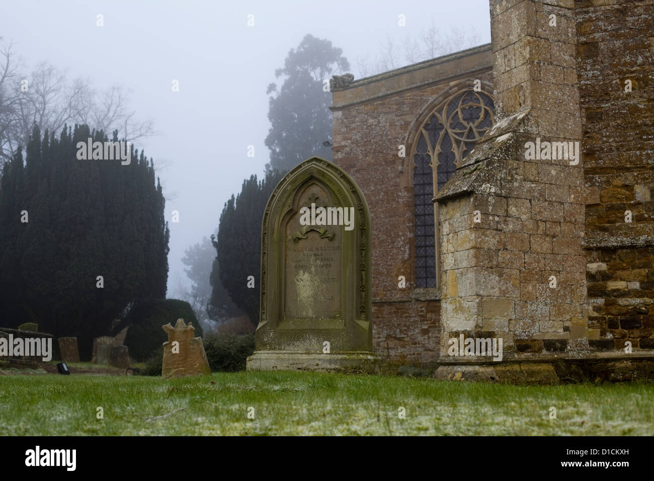 Anglikanische Kirche Pfarrkirche der Heiligen Peter und Paul sind die Norman Schriftart in König Sutton South Northamptonshire, England Stockfoto