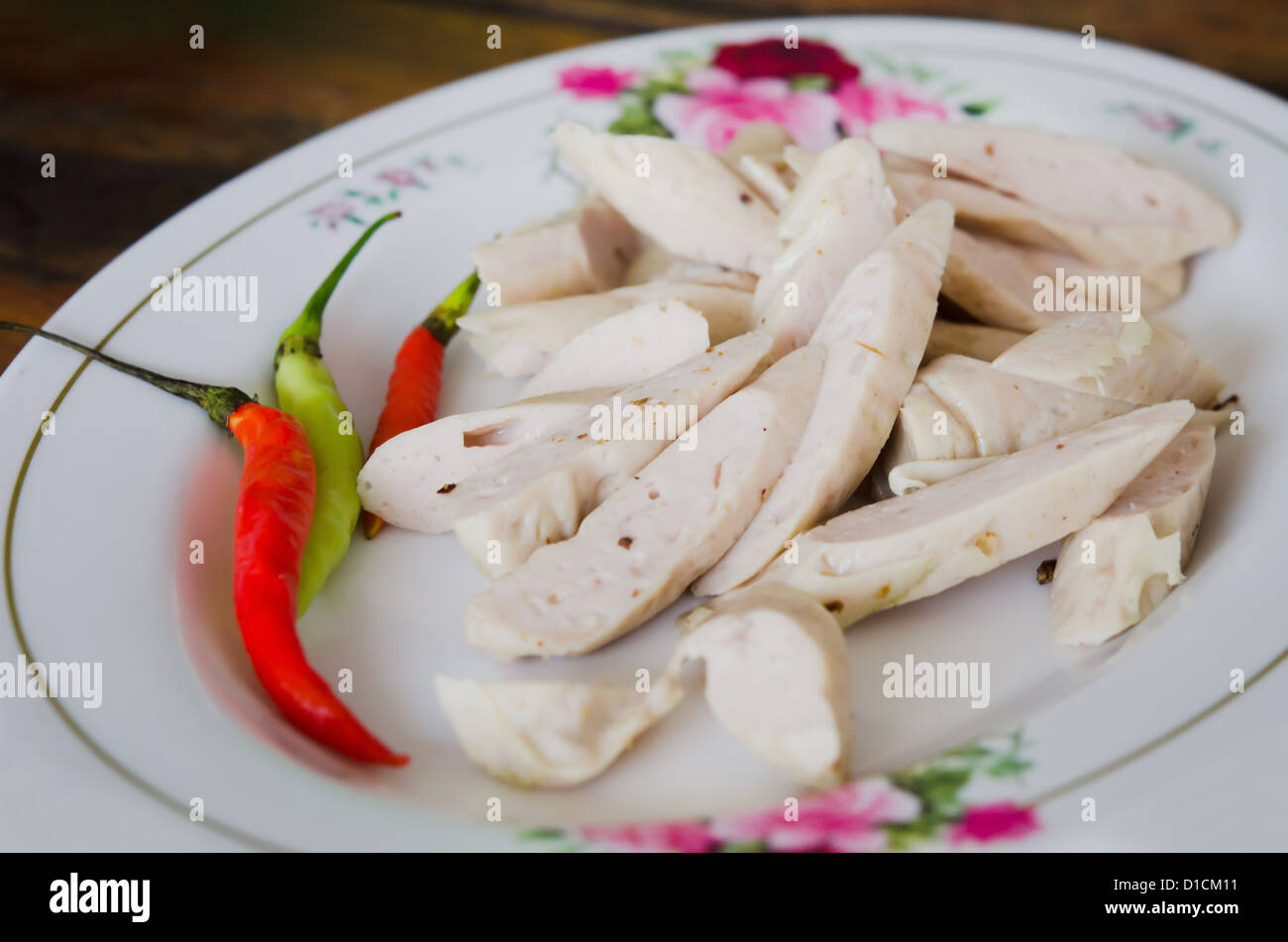 Vietnamesische Wurst mit frischem Chili auf Teller serviert Stockfoto