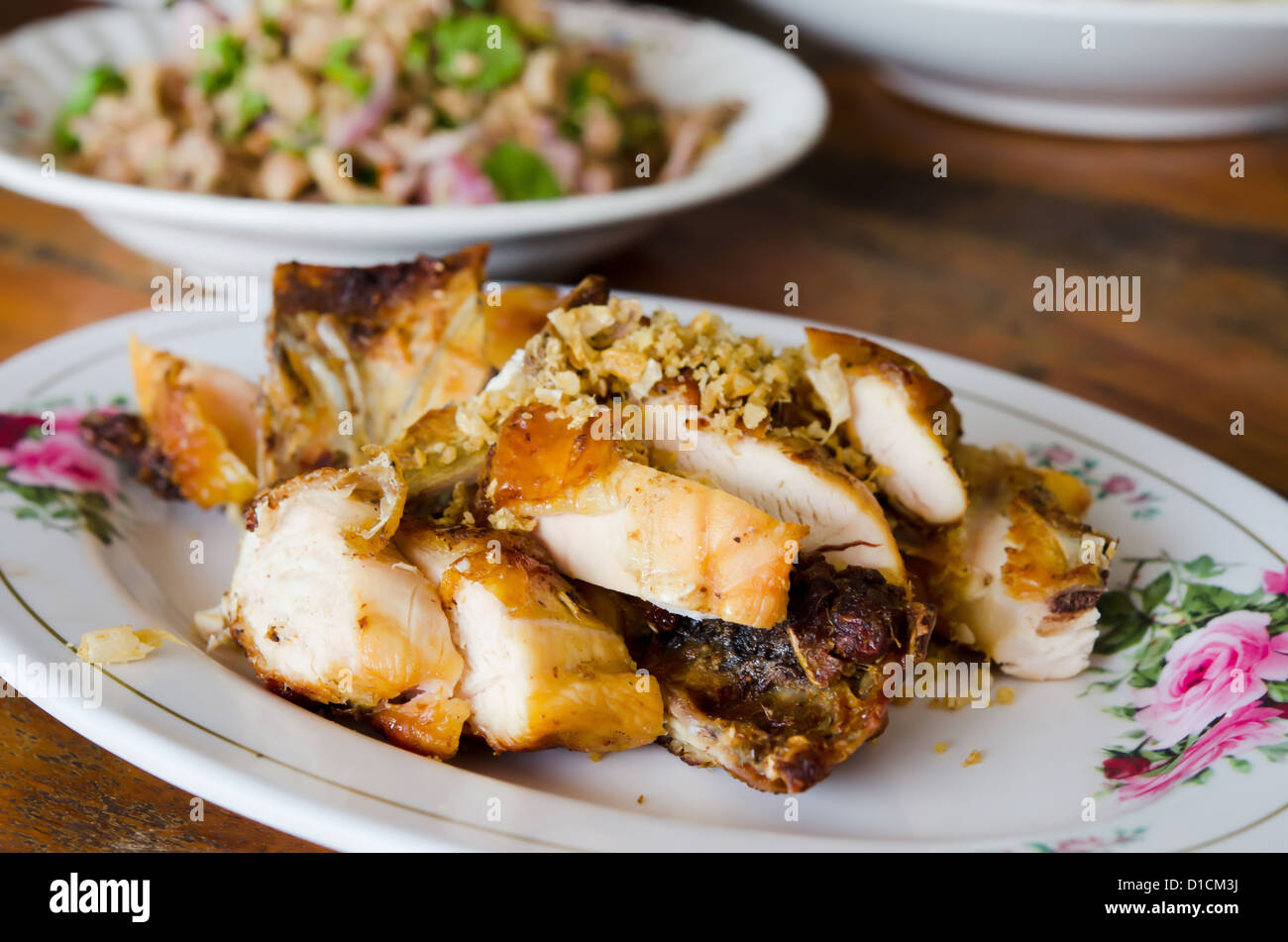 Gegrilltes Huhn mit gebratenem Knoblauch auf Teller Stockfoto