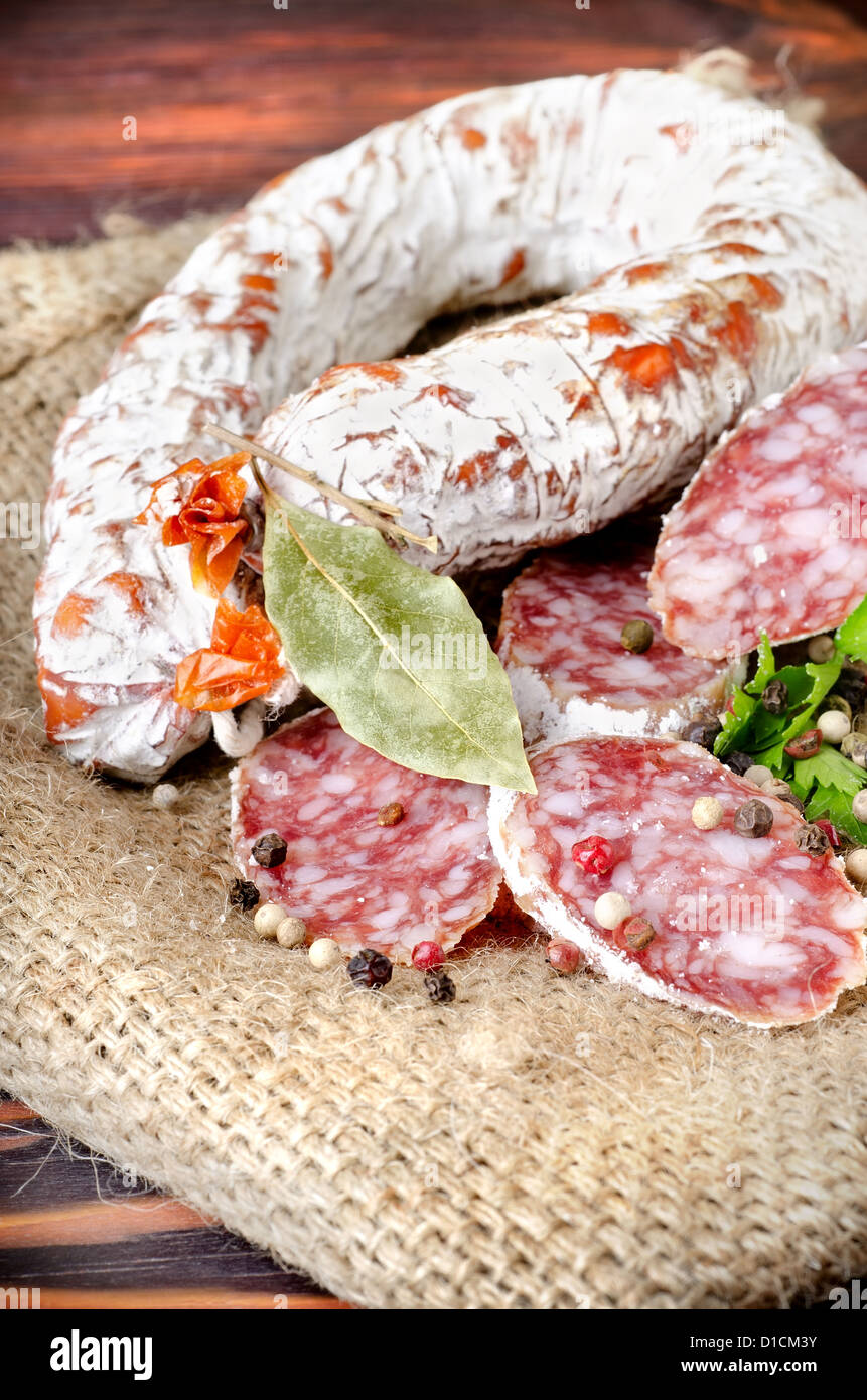 Salami Wurst und Gewürze im Gewebe Stockfoto