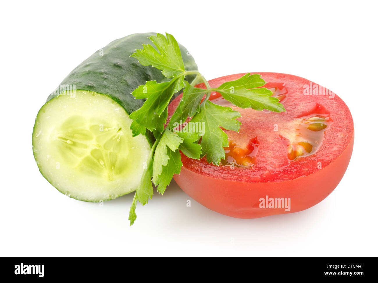 Tomaten und Gurken auf einem weißen Hintergrund isoliert Stockfoto