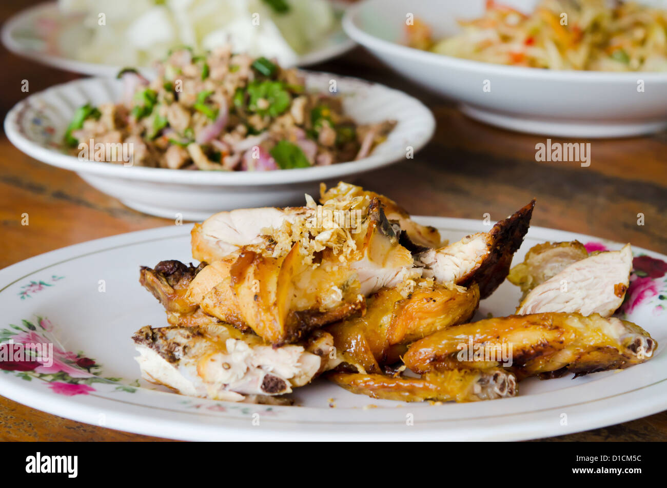 Gegrilltes Huhn mit gebratenem Knoblauch auf Platte Stockfoto