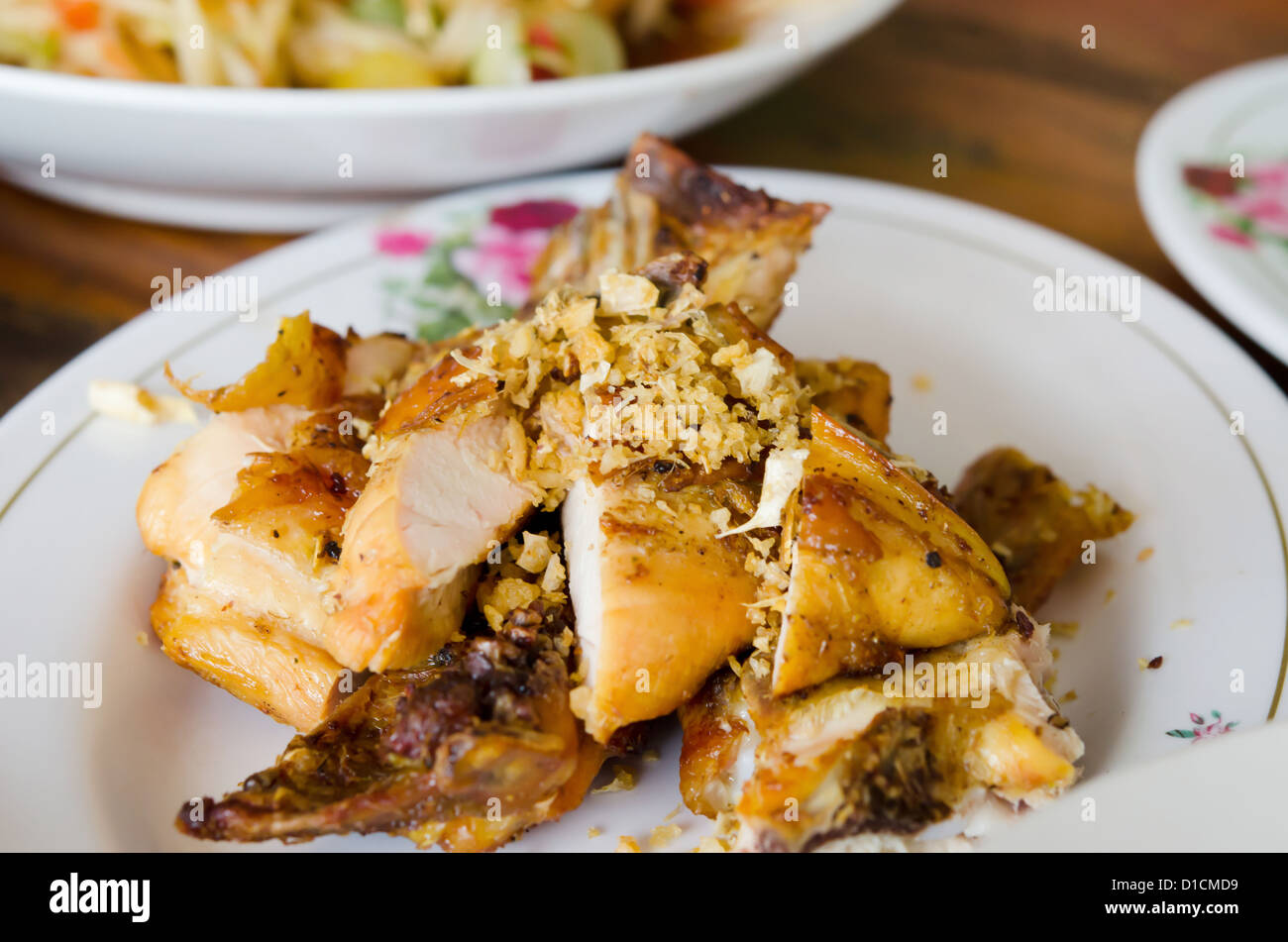 Gegrilltes Huhn mit gebratenem Knoblauch auf Platte. Stockfoto