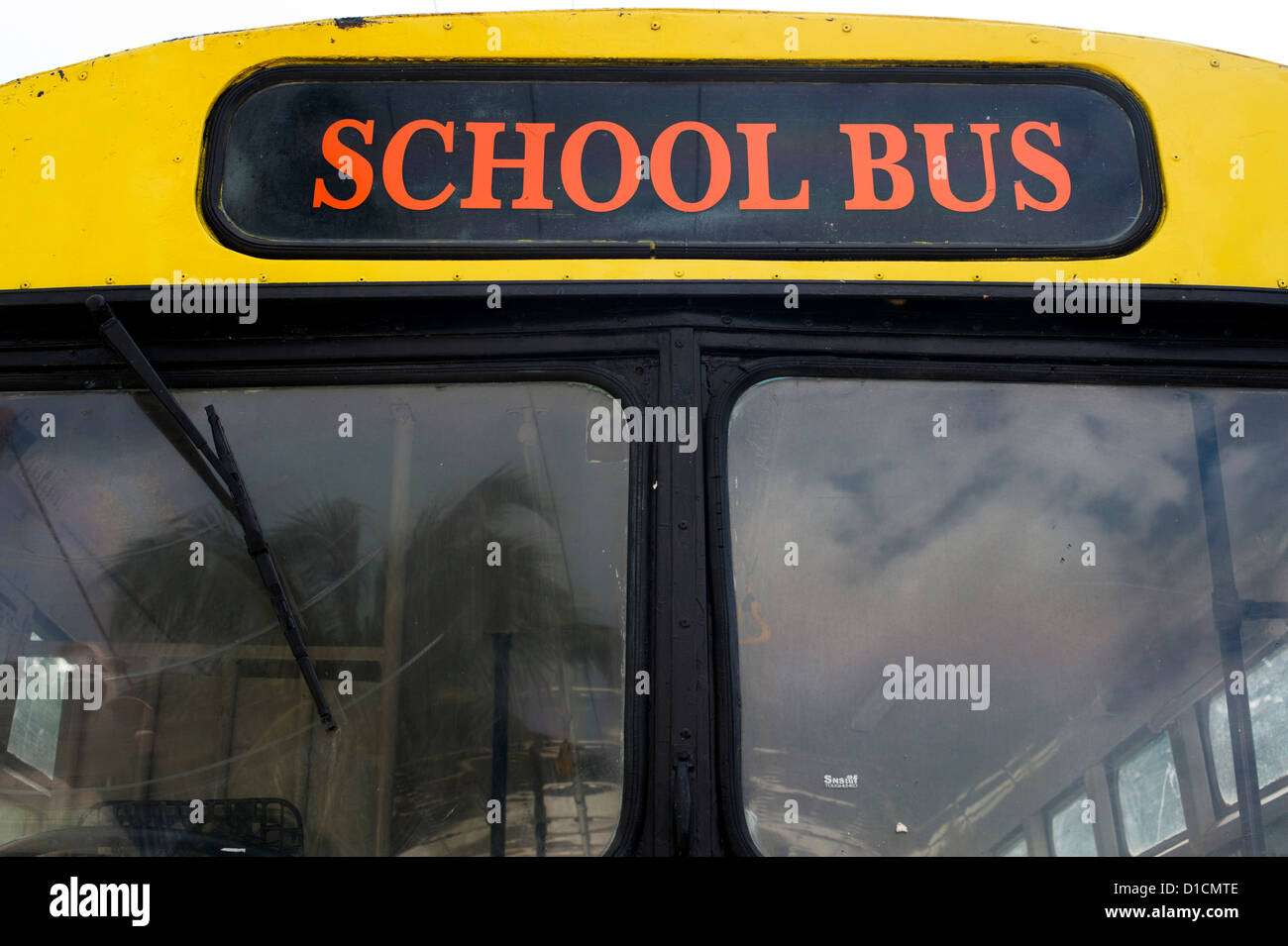 Vorderseite des indischen gelben Schulbus. Andhra Pradesh, Indien Stockfoto