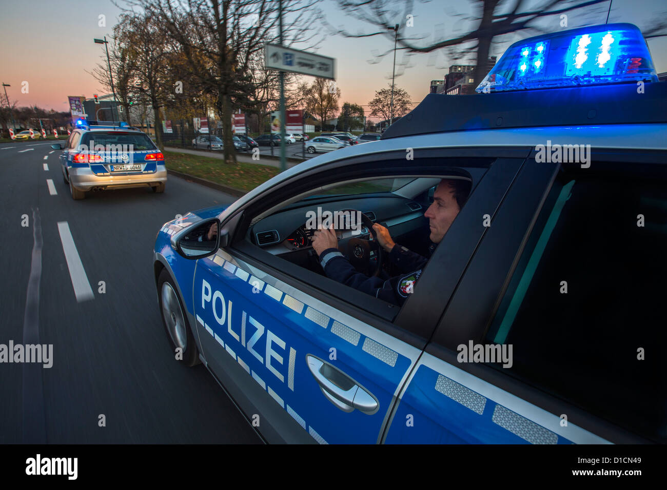 Polizei Streifenwagen mit blau blinkende Lichter, Hupe, fahren schnell während einer Notfall-Mission. Stockfoto