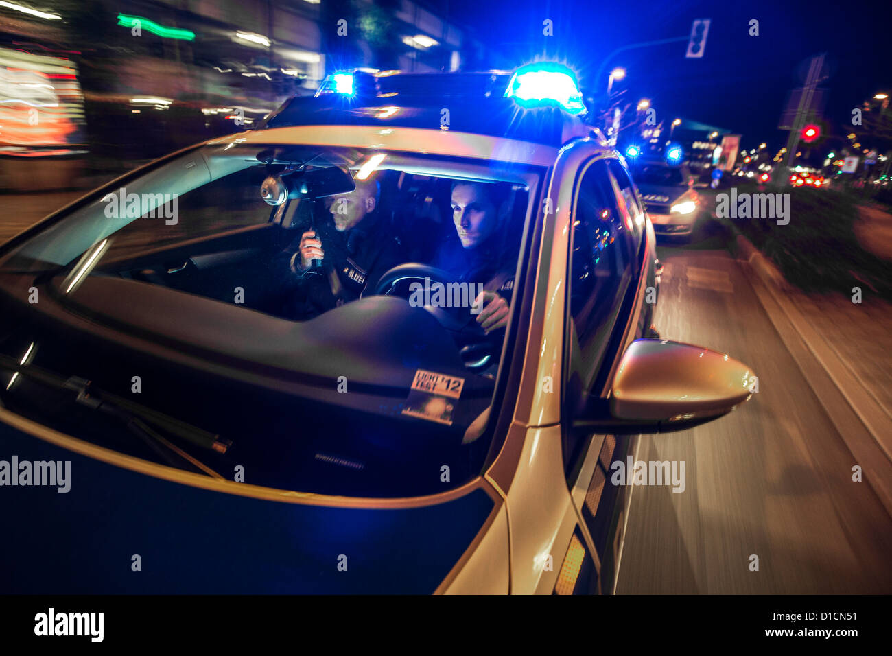 Polizei Streifenwagen mit blau blinkende Lichter, Hupe, fahren schnell während einer Notfall-Mission. Stockfoto