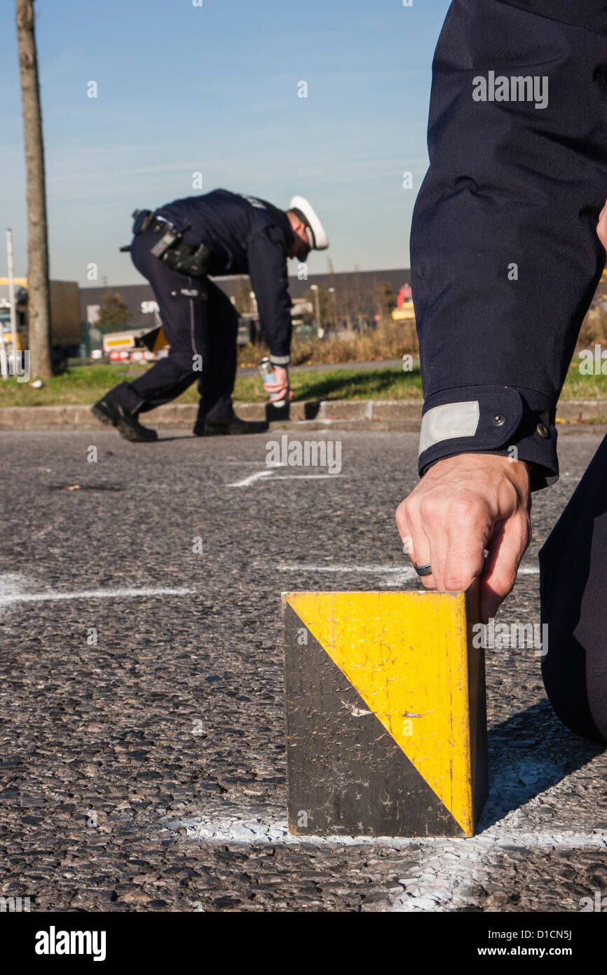 Polizei sichert Beweise und Spuren nach einem Autounfall. Stockfoto