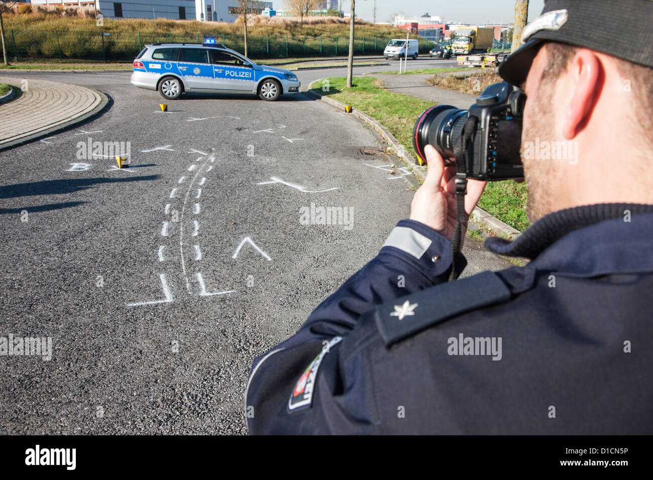 Polizei sichert Beweise und Spuren nach einem Autounfall. Stockfoto