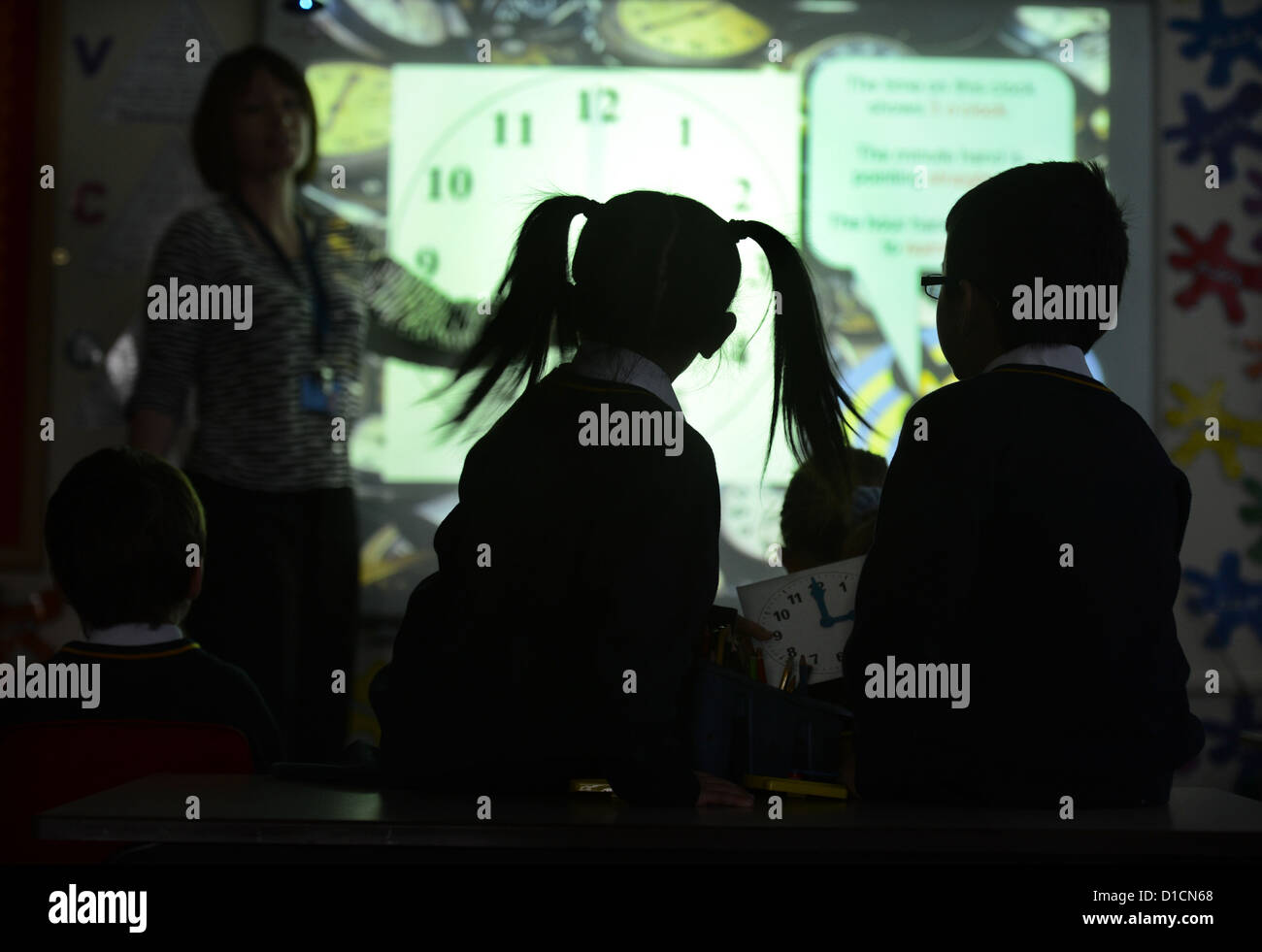 Schülerinnen und Schüler eine Lektion, die in unserer lieben Frau & St. Werburgh's katholische Grundschule in Newcastle-unter-küle Uhrablesen Stockfoto