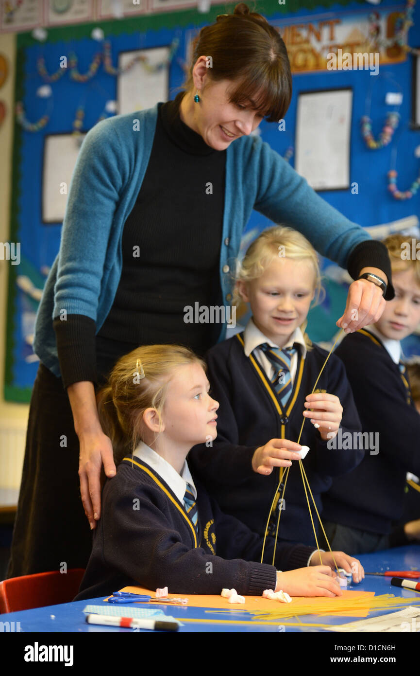Schülerinnen und Schüler die Spaghetti Türme am katholischen Grundschule Muttergottes & St. Werburgh's in Newcastle-under-Lyme, Staffordshi Stockfoto