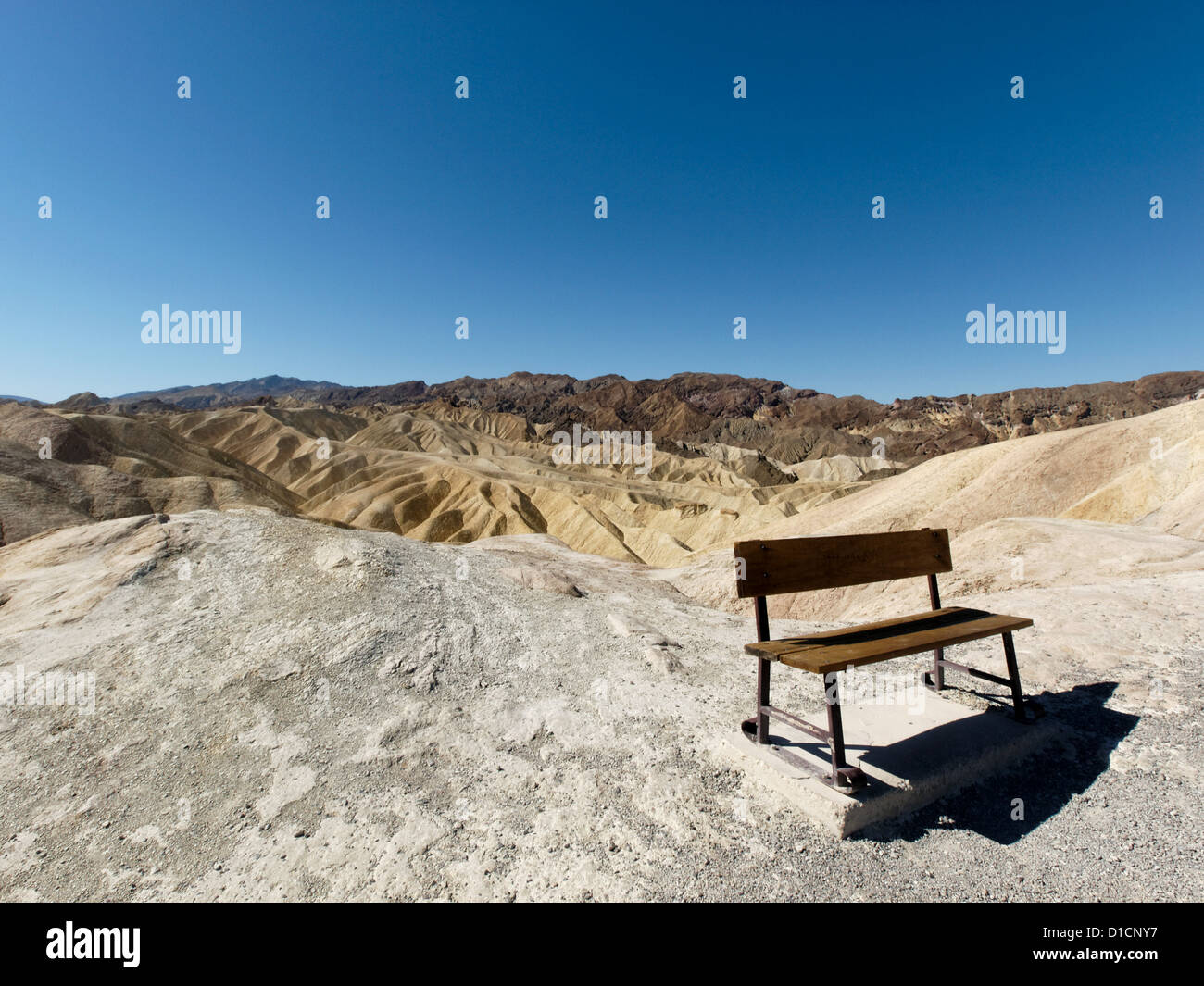 Eine Holzbank mit dem Death Valley Wüste in Bakcground am Zabriskie Point. Stockfoto