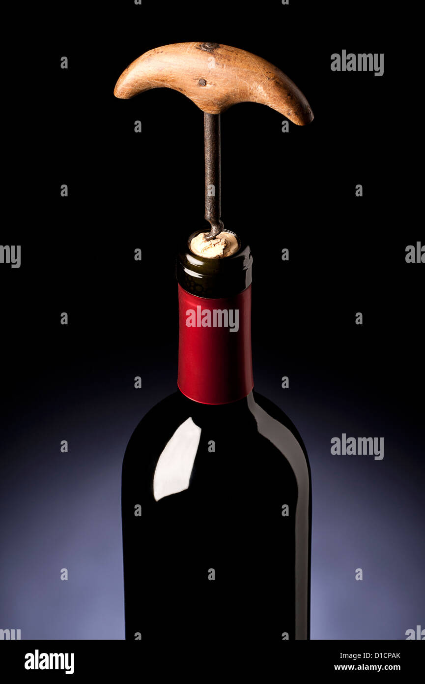 Alter Korkenzieher öffnen eine Flasche Wein Stockfotografie - Alamy