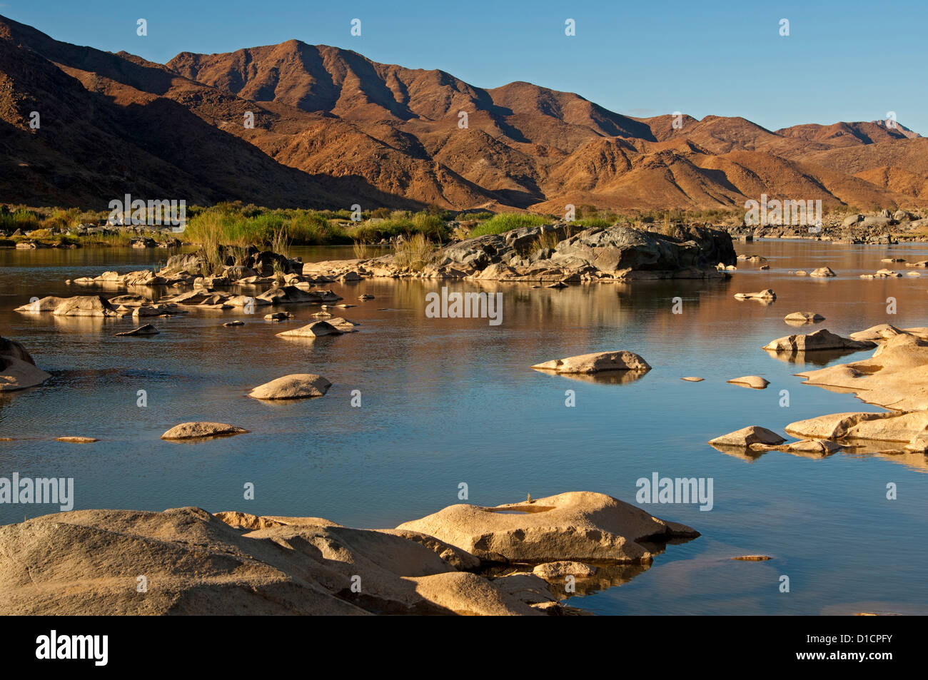 Tal des Orange River im Richtersveld Transfrontier National Park, Blick über den Fluss nach Namibia, Südafrika Stockfoto