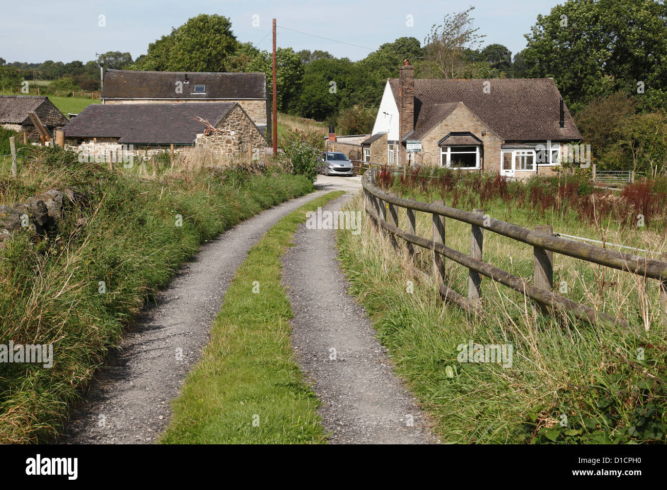 Wohnimmobilien mit einem freigegebenen Laufwerk in Großbritannien. Stockfoto