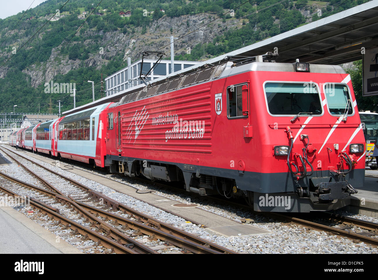 Glacier-Express-Zug im Bahnhof Brig Schweiz Stockfoto