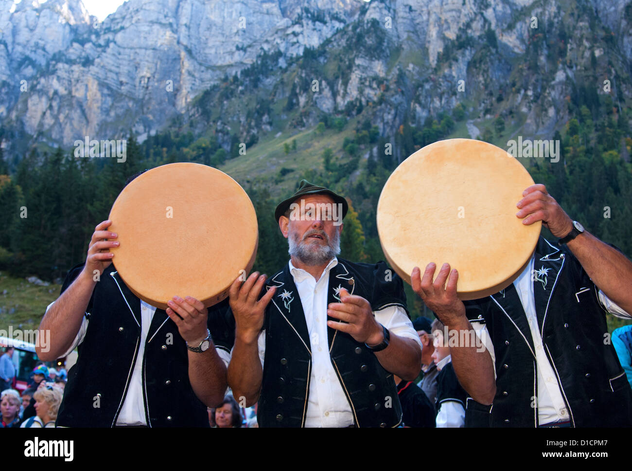 Hirten Hand-Carry Runden Schweizer Alpkäse Truckles beim Chästeilet Event, Schweiz Stockfoto