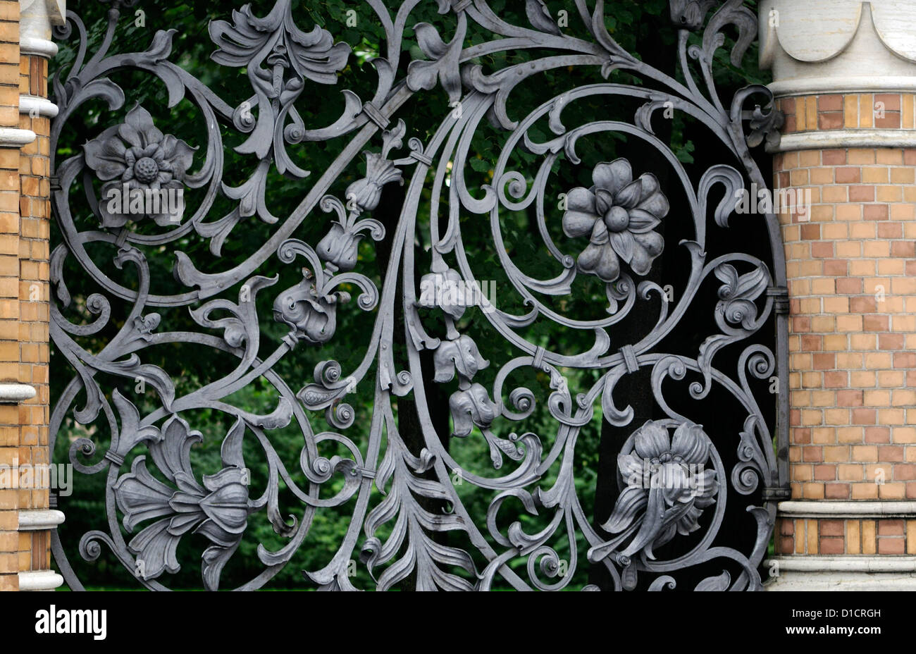 Reich verzierten schmiedeeisernen Zaun um das Gelände des Winterpalastes.   St Petersburg, Russland. Stockfoto