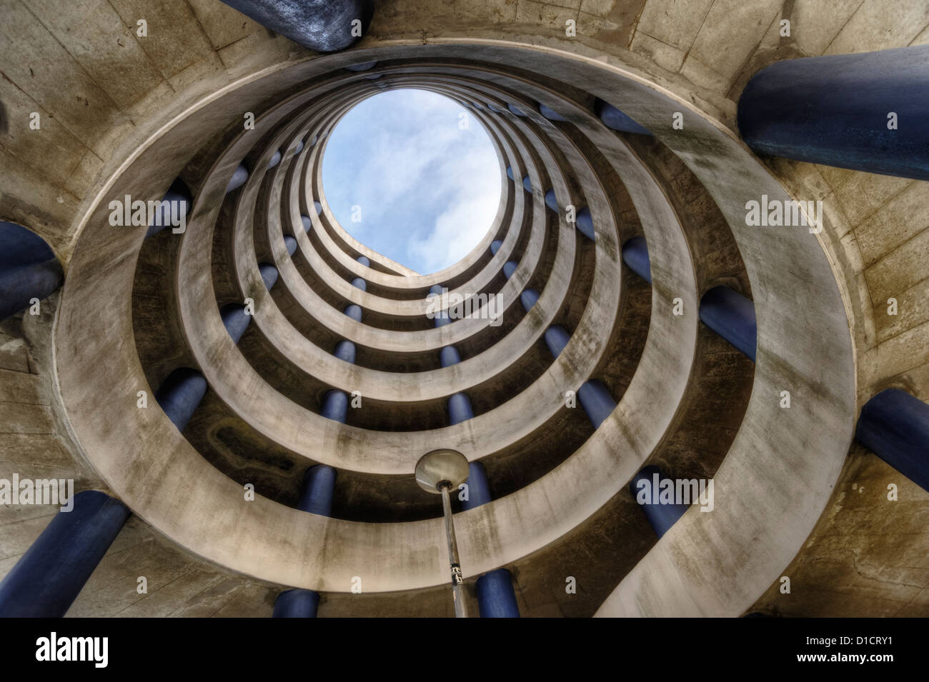 Spiral-Parkhaus in Amsterdam, Niederlande, Ansicht von unten Stockfoto